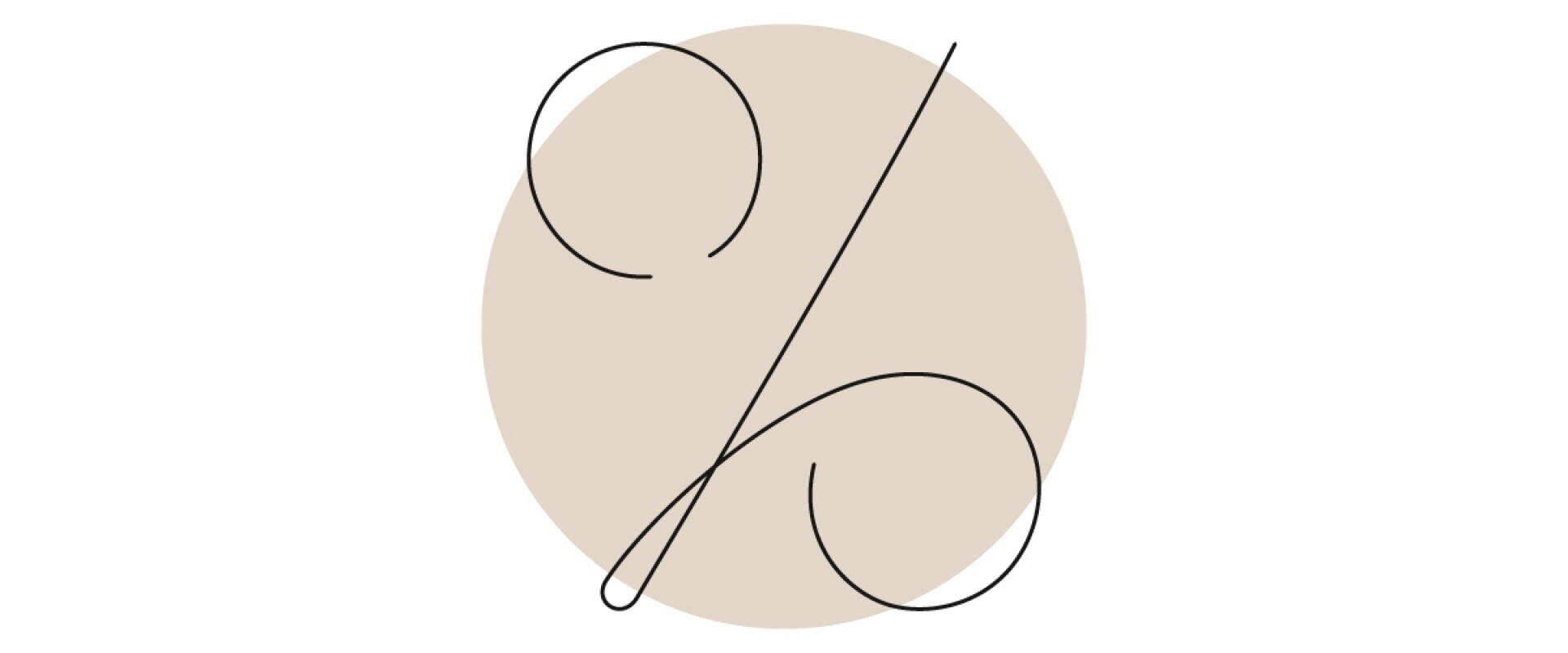 Ein minimalistisches Prozentzeichen mit eleganten, feinen Linien über einem großen beigen Kreis auf weißem Hintergrund.