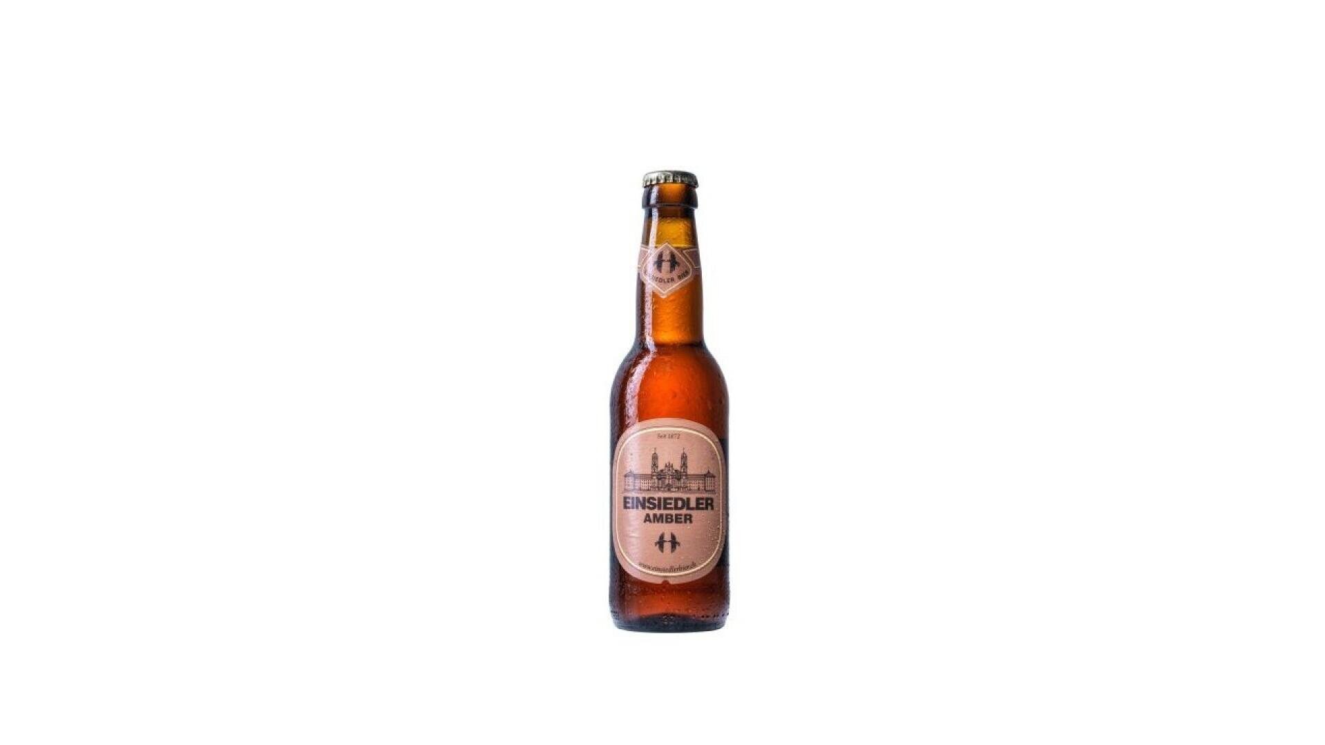 Eine braune Glasflasche mit bernsteinfarbenem Etikett, die aufrecht vor einem schlichten weißen Hintergrund steht.