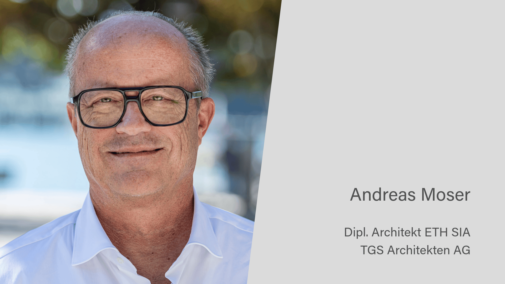Ein Mann mit Brille und weißem Hemd lächelt in die Kamera. Daneben steht: Andreas Moser, Dipl. Architekt ETH SIA, TGS Architekten AG.