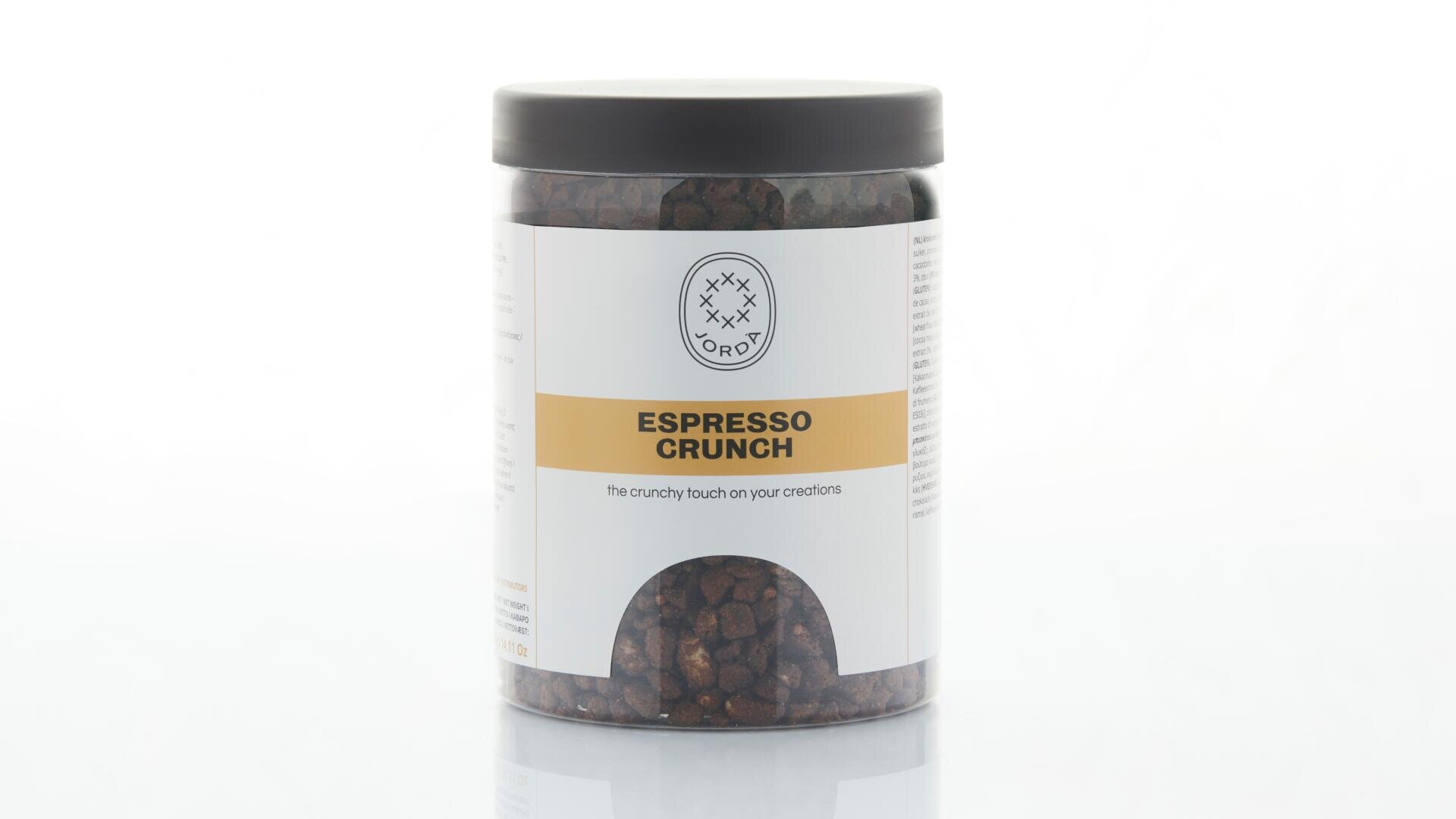 Ein durchsichtiges Plastikglas mit schwarzem Deckel enthält „Espresso Crunch“-Stückchen. Das weiße Etikett ist mit einem goldenen Streifen, einem runden Logo oben und dem Produktnamen „Espresso Crunch“ in fetten schwarzen Buchstaben versehen.
