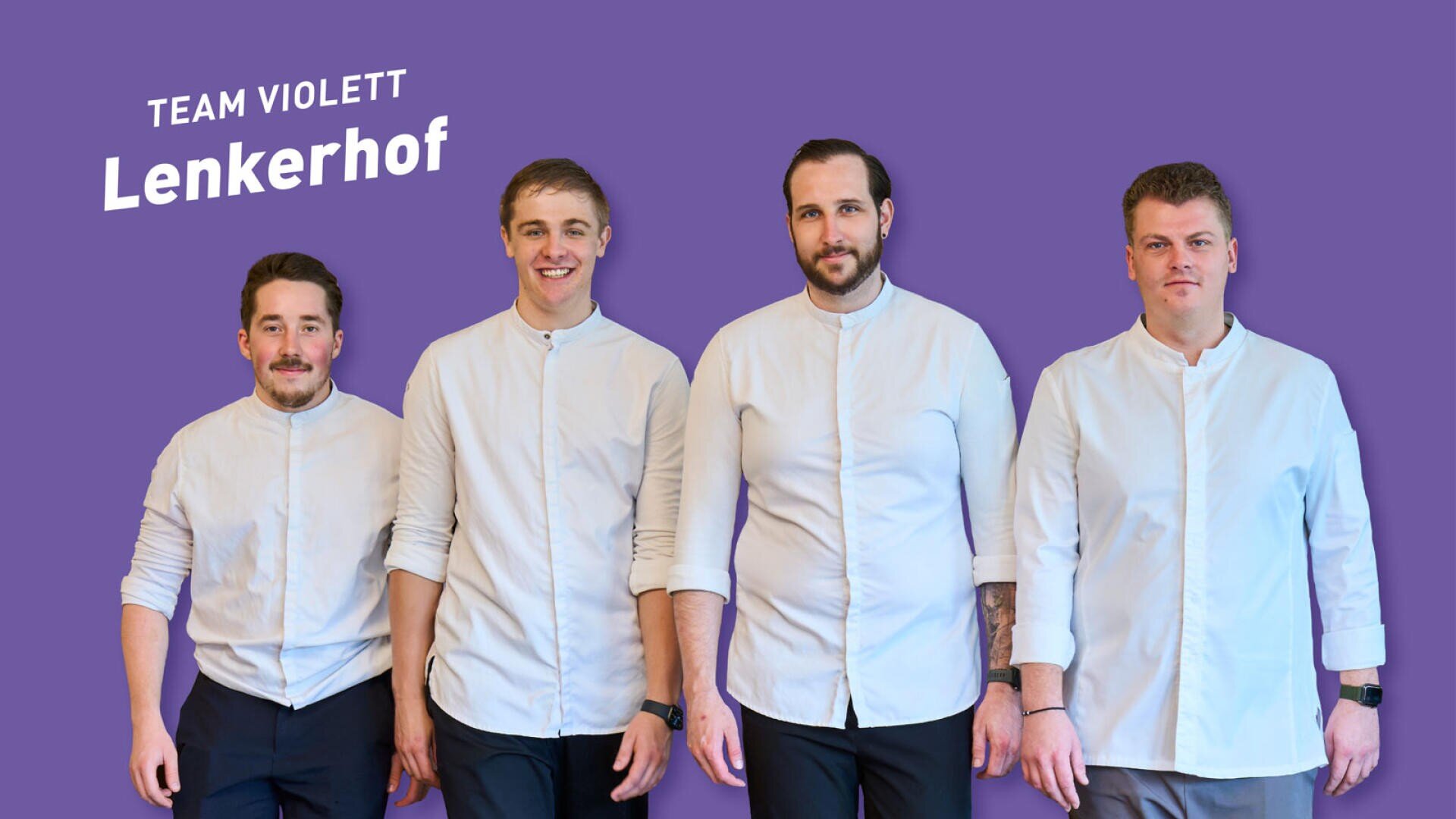 Vier Männer in einheitlichen weißen Hemden stehen vor einem violetten Hintergrund unter der Aufschrift Team Violett Lenkerhof.