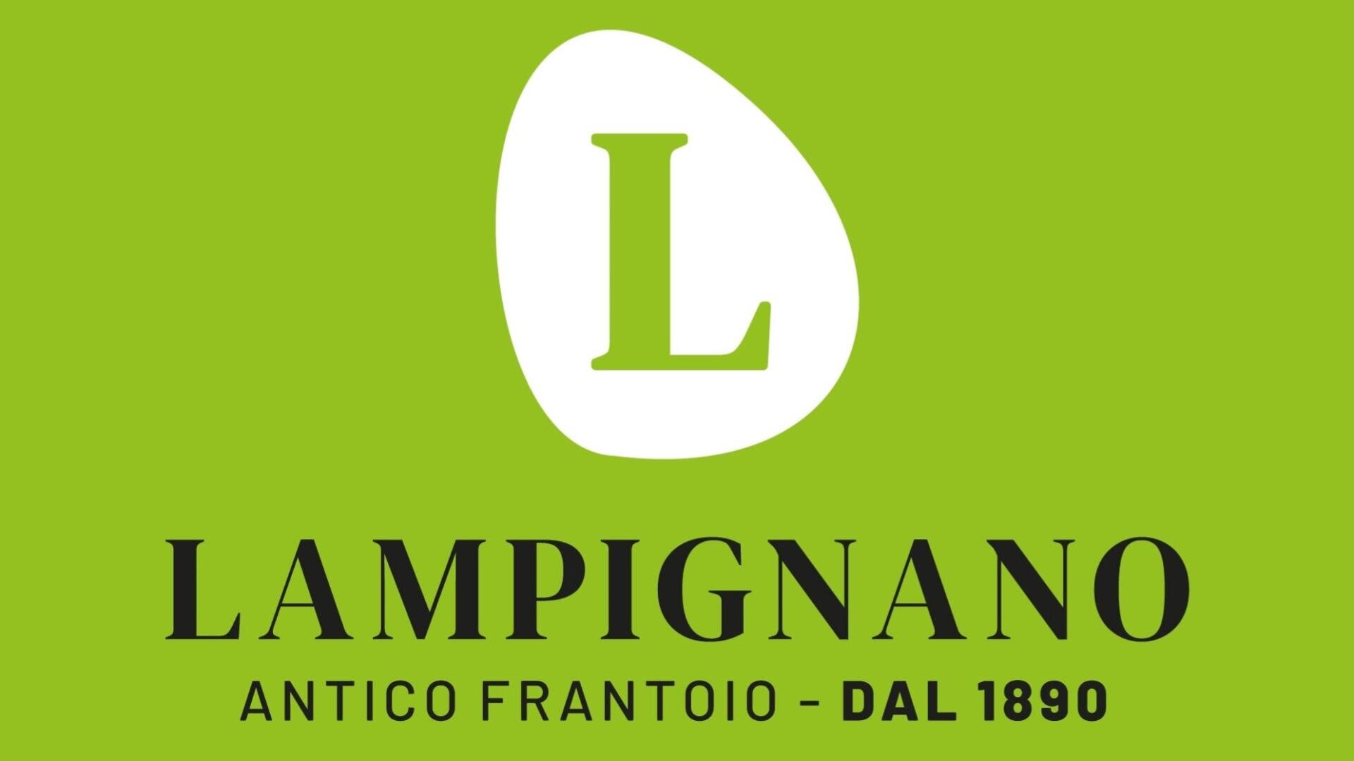 Grüner Hintergrund mit einem weißen Oval, in dem ein großes grünes „L“ zu sehen ist, darüber der schwarze Schriftzug „LAMPIGNANO“ und darunter der kleinere grün-schwarze Schriftzug „ANTICO FRANTOIO – DAL 1890“.