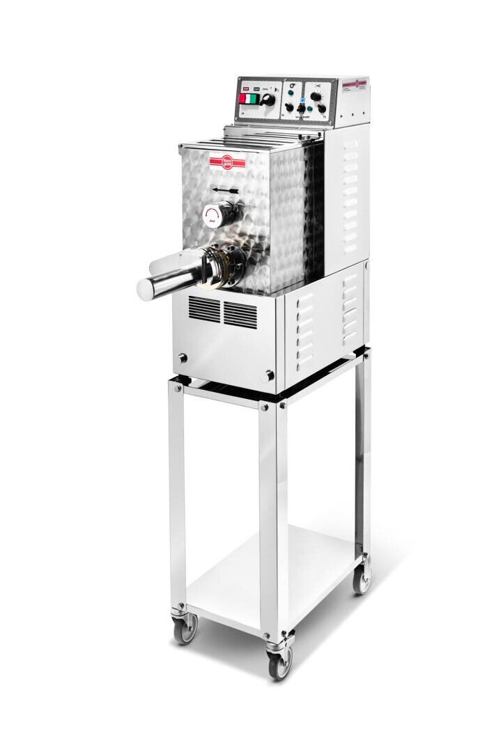 Eine gewerbliche Nudelpresse aus Edelstahl mit Bedientasten, einem Display und einer zylindrischen Düse, die auf einem Metallwagen mit Rollen steht.