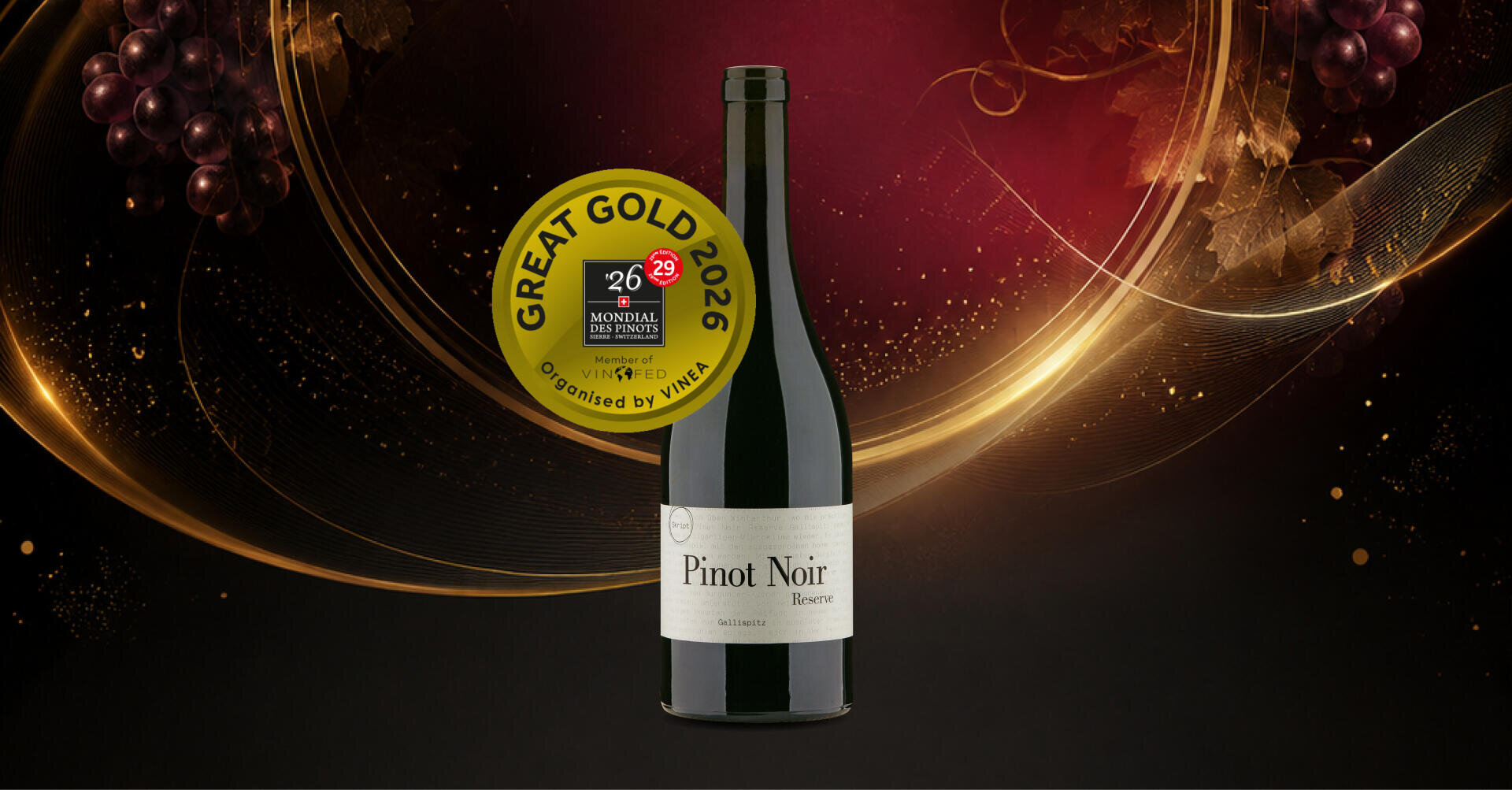 Vor einer goldenen Medaille steht eine Flasche Pinot Noir Reserve auf einem dunklen, eleganten Hintergrund mit geschwungenen goldenen Linien und Weintrauben.