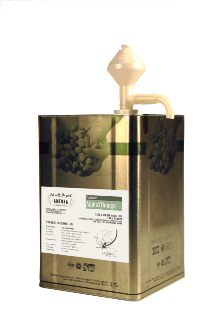 Eine 17-Liter-Metalldose mit Alpha2Omega-Olivenöl extra vergine, auf der ein weißer Pumpspender angebracht ist.