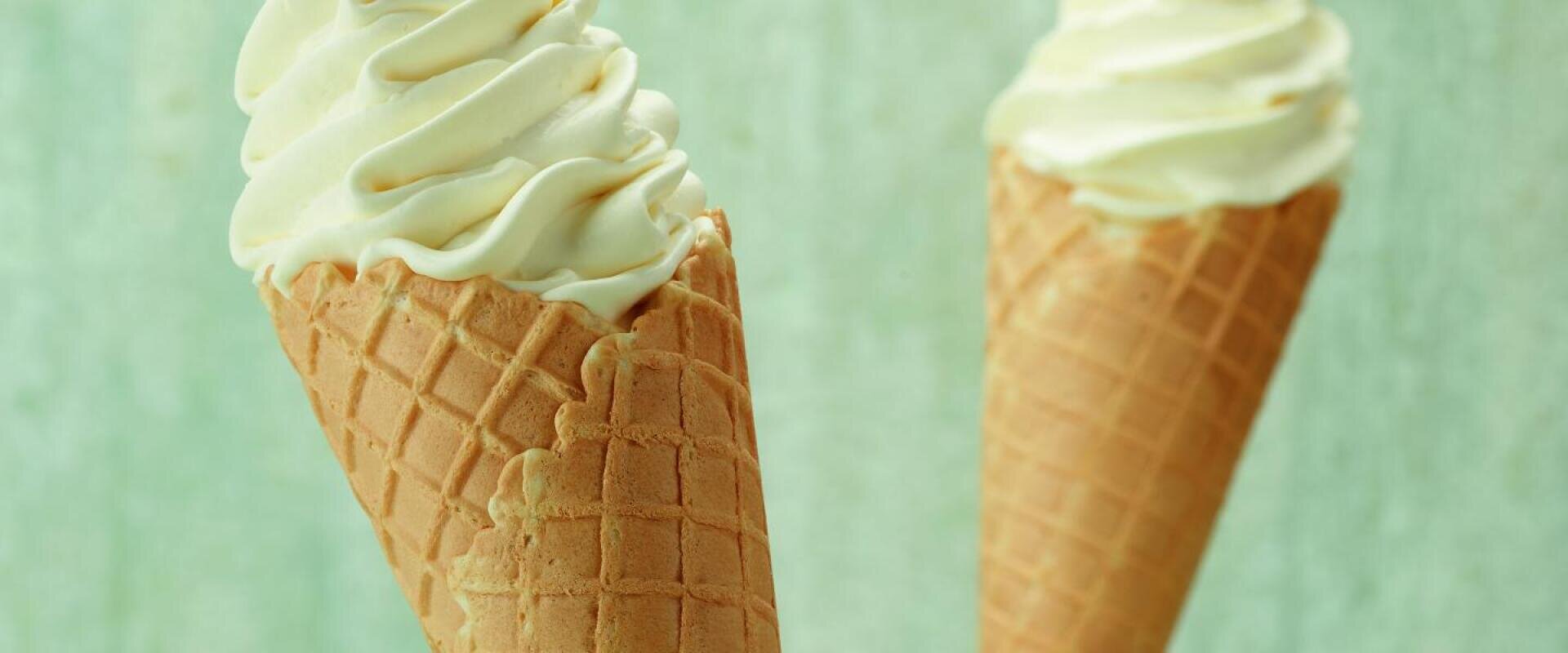 Zwei Vanille-Softeis-Waffeln.