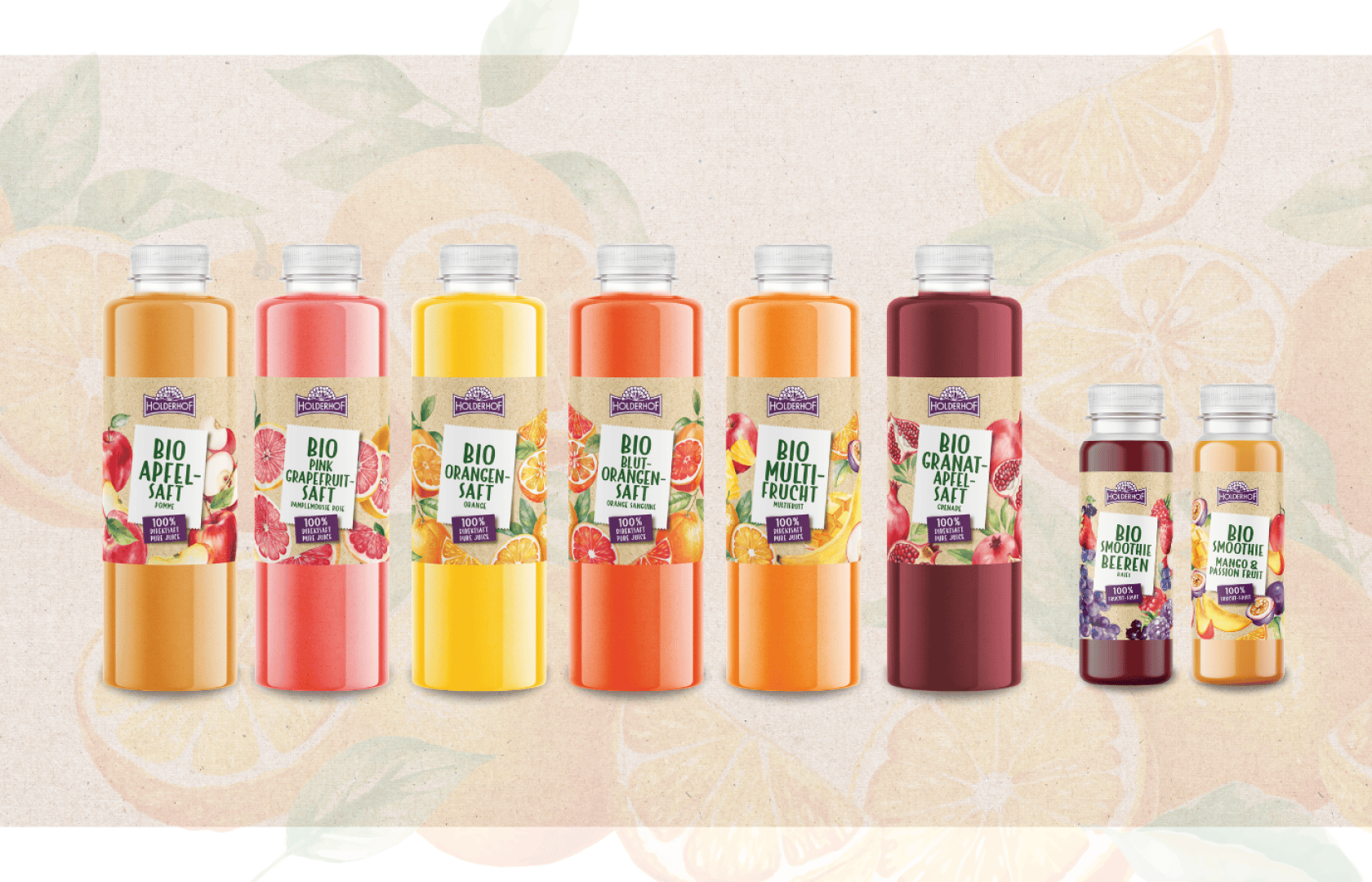 Sechs große Flaschen Bio-Saft in verschiedenen Fruchtgeschmacksrichtungen und zwei kleinere Flaschen Smoothie, nebeneinander aufgereiht.
