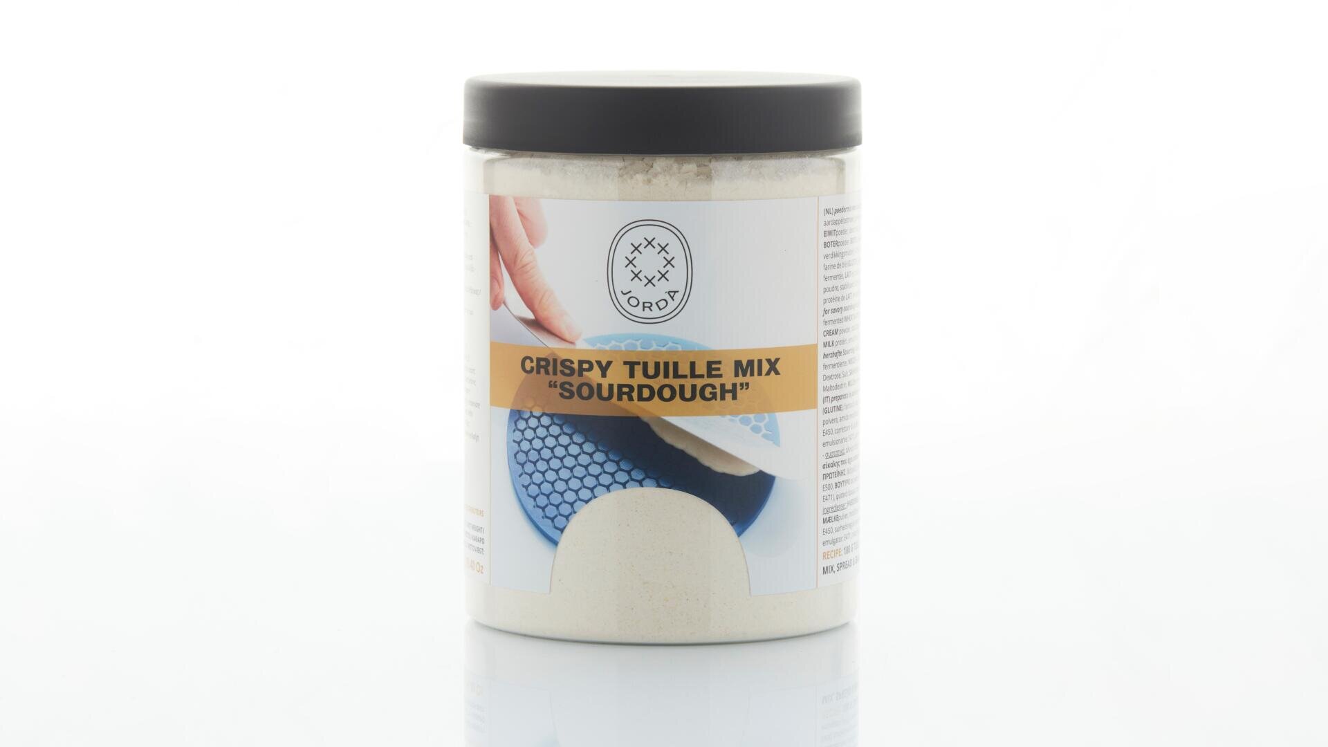 Ein Glas mit der Aufschrift „Crispy Tuille Mix Sourdough“ und einem Bild der Tuille-Zubereitung auf der Vorderseite. Das Glas enthält eine hellfarbige Pulvermischung und hat einen schwarzen Deckel.