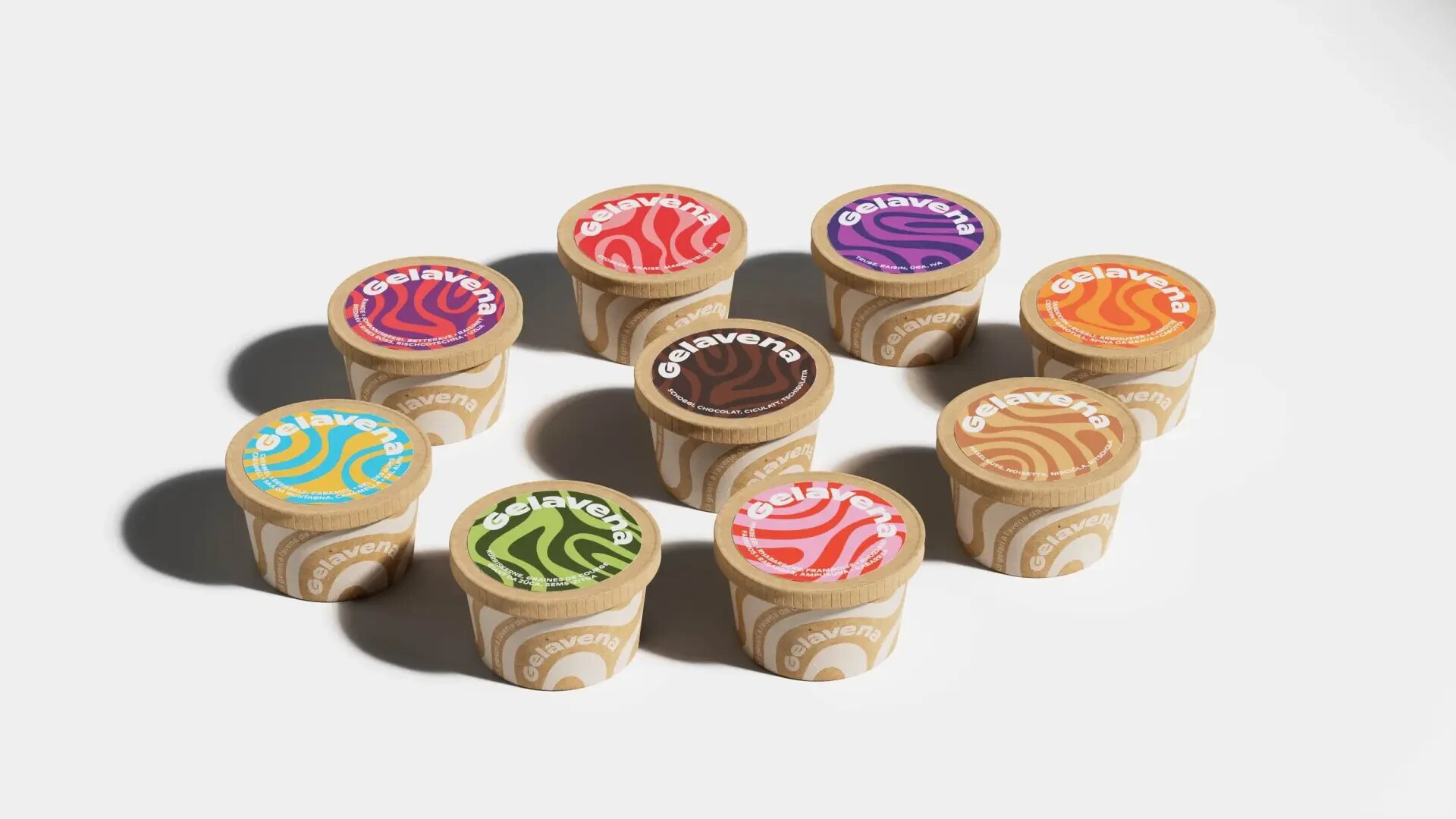 Acht Gelavena-Eisbecher mit bunt gemusterten Deckeln, die kreisförmig angeordnet sind.