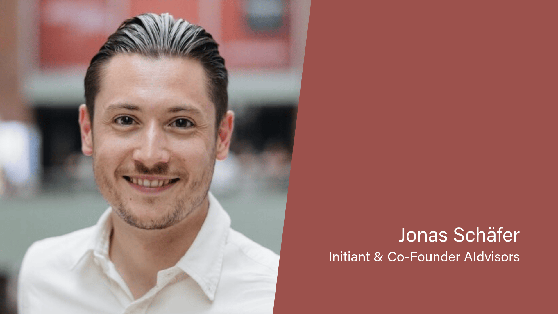 Lächelnder Mann mit dunklem Haar in einem weißen Hemd, mit einem Schriftzug auf rötlichem Hintergrund, der lautet: Jonas Schäfer, Initiator und Mitbegründer von Aldvisors.
