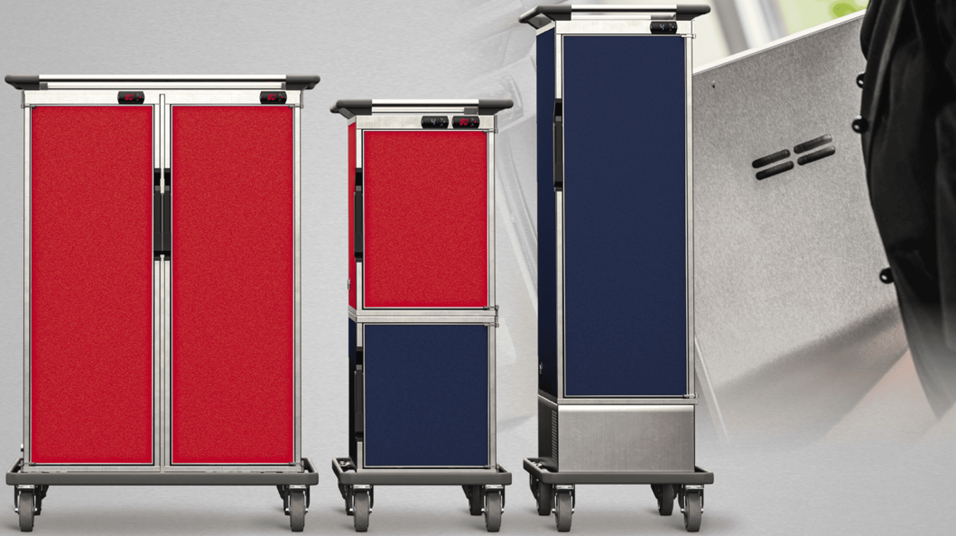 Drei Catering-Wagen aus Metall auf Rädern mit roten und blauen Verkleidungen und digitalen Temperaturanzeigen.