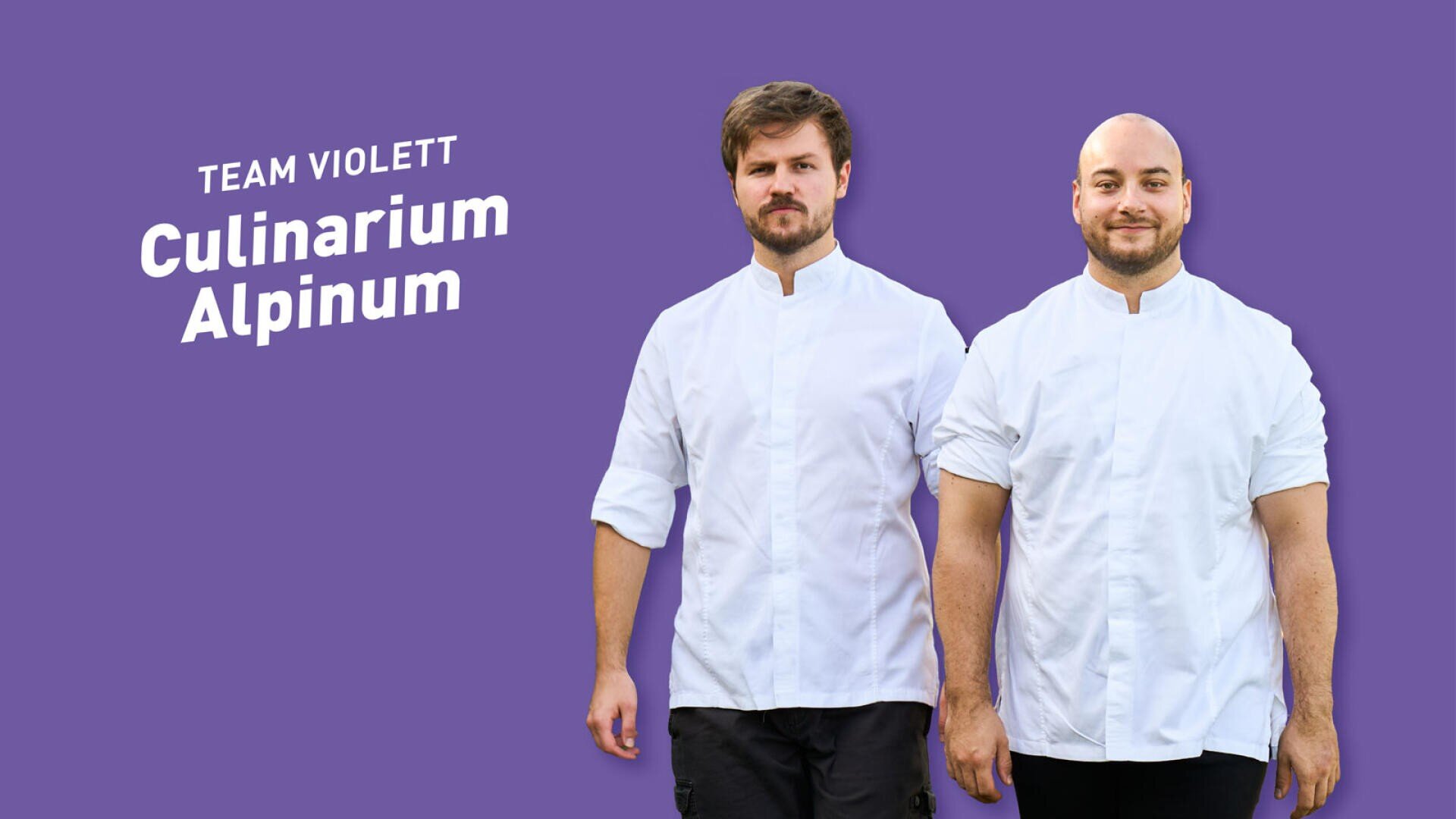 Zwei männliche Köche in weißen Küchenuniformen stehen vor einem violetten Hintergrund, auf dem der Schriftzug Team Violett Culinarium Alpinum zu lesen ist.