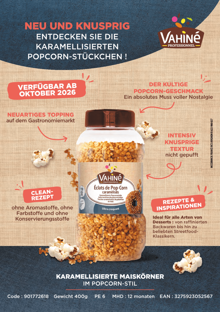 Ein Glas mit karamellisierten Popcornstückchen von Vahiné wird zusammen mit einem beschreibenden Text auf Französisch zu Geschmack, der einfachen Zubereitung, Serviervorschlägen und der Verfügbarkeit auf einem farbenfrohen grafischen Hintergrund mit Popcornkörnern und Karamellstückchen gezeigt.