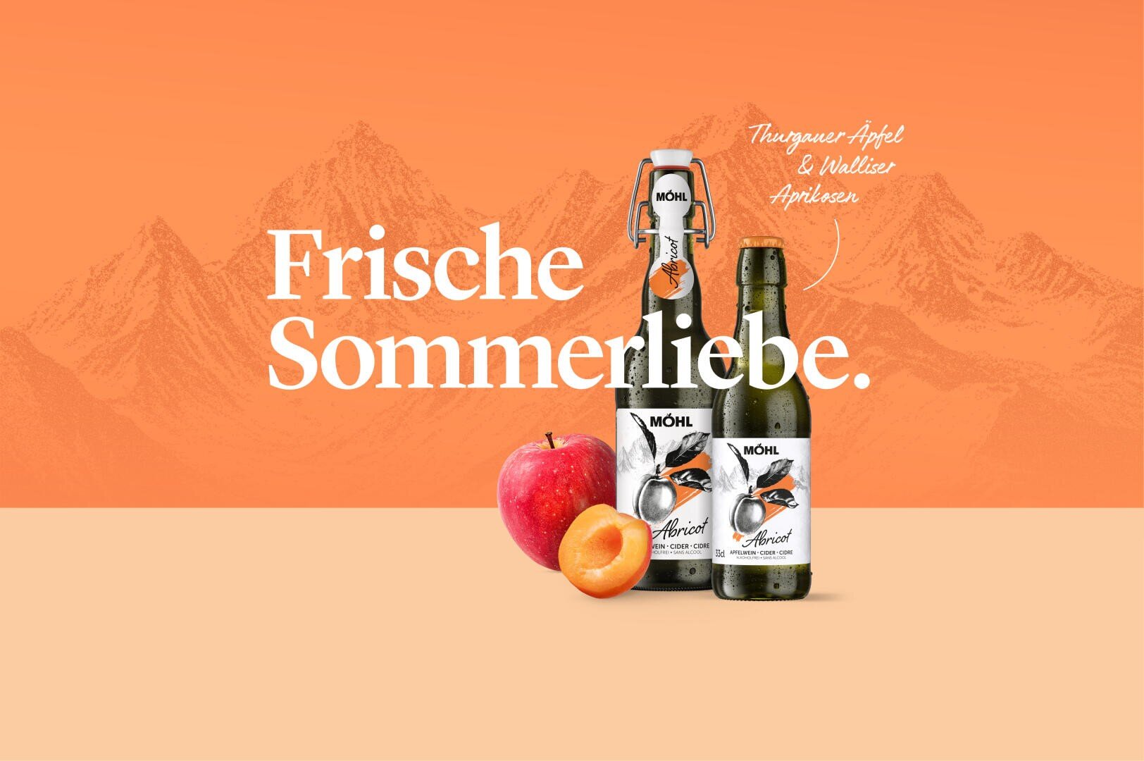 Vor einer Bergkulisse sind zwei Flaschen Möhl-Apfelwein, ein Apfel und eine Aprikose zu sehen. Der deutsche Text lautet „Frische Sommerliebe“. Handschriftliche Notizen verweisen auf „Thurgauer Apfel & Walliser Aprikosen“.