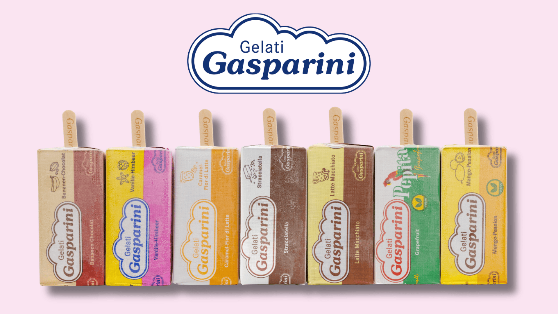 Sieben Gelati Gasparini-Eisstangen in verschiedenen bunten Verpackungen sind nebeneinander aufgereiht, mit Holzstielen versehen und unter dem Gelati Gasparini-Logo auf hellrosa Hintergrund präsentiert.