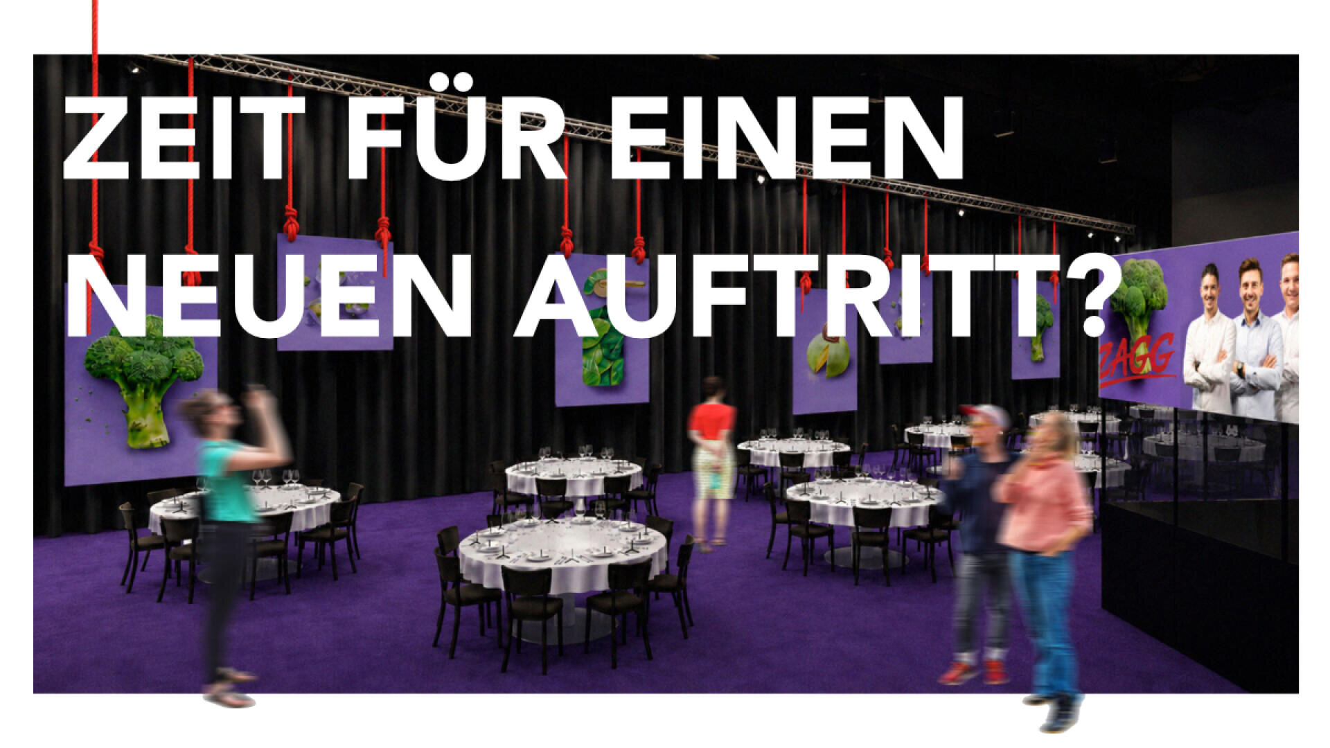 Ein modernes Esszimmer mit violettem Teppich, rund gedeckten Tischen, Brokkoli-Kunst an den Wänden und vorbeigehenden Menschen. Der Text lautet: „ZEIT FÜR EINEN NEUEN AUFTRITT?“.