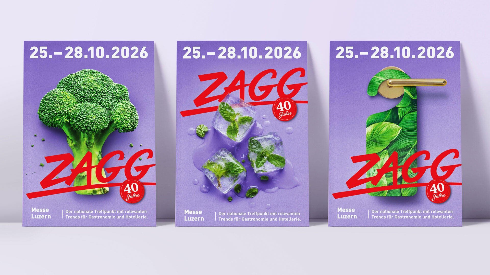Drei Plakate für die ZAGG-Veranstaltung zeigen Brokkoli, Eiswürfel mit Kräutern und einen goldenen Türgriff auf Blättern; auf jedem sind die Veranstaltungstermine 25.–28.10.2026 sowie ein rotes „40 Jahre“-Abzeichen zu sehen.