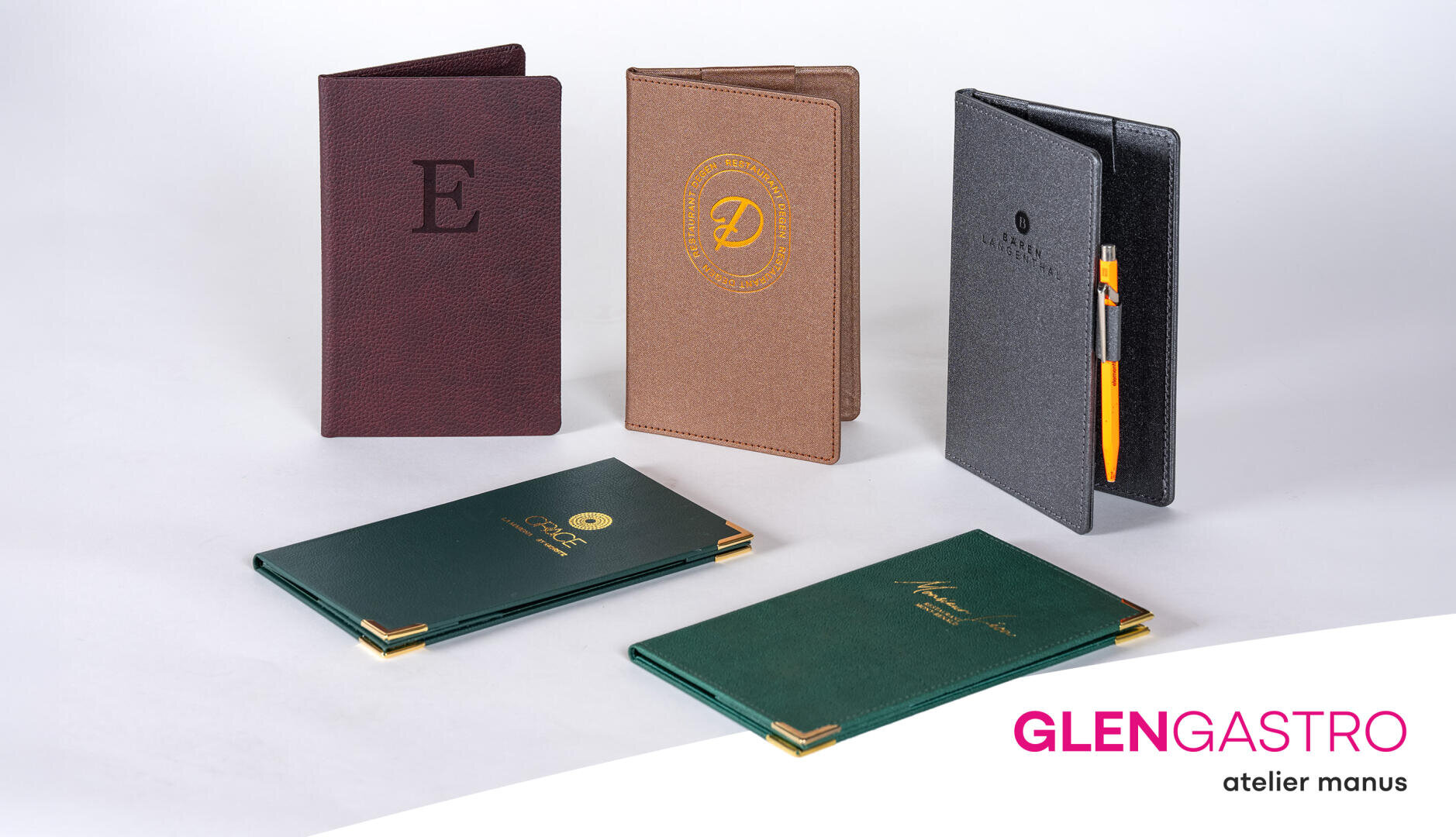 Fünf verschiedene Menükartenhüllen mit Logos, darunter drei hochformatige und zwei querformatige Hüllen mit goldenen Akzenten an den Ecken, auf weißem Untergrund mit dem GLENGASTRO-Logo in der Ecke.