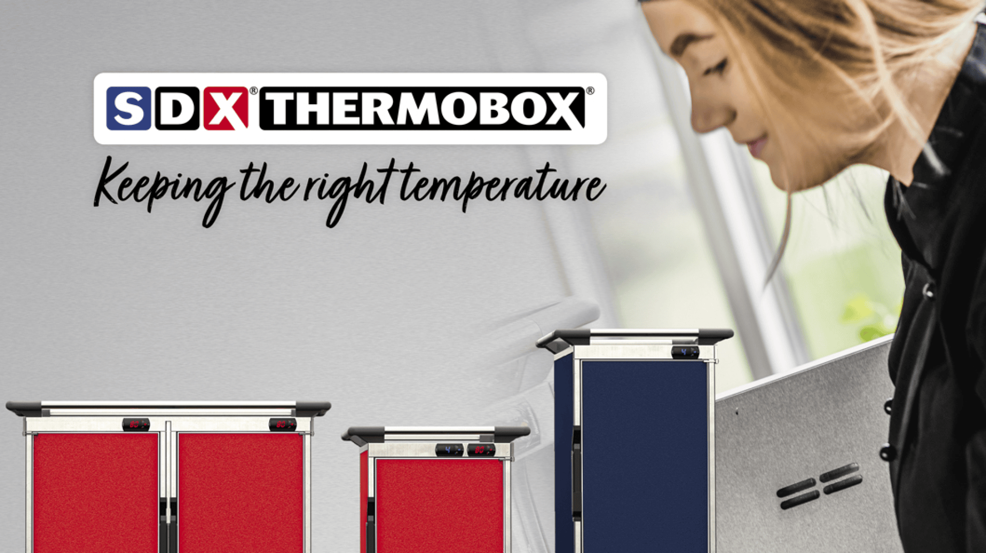Drei SDX Thermobox-Lebensmitteltransportbehälter mit digitaler Temperaturanzeige, unter dem Firmenlogo und dem Slogan Die richtige Temperatur halten.