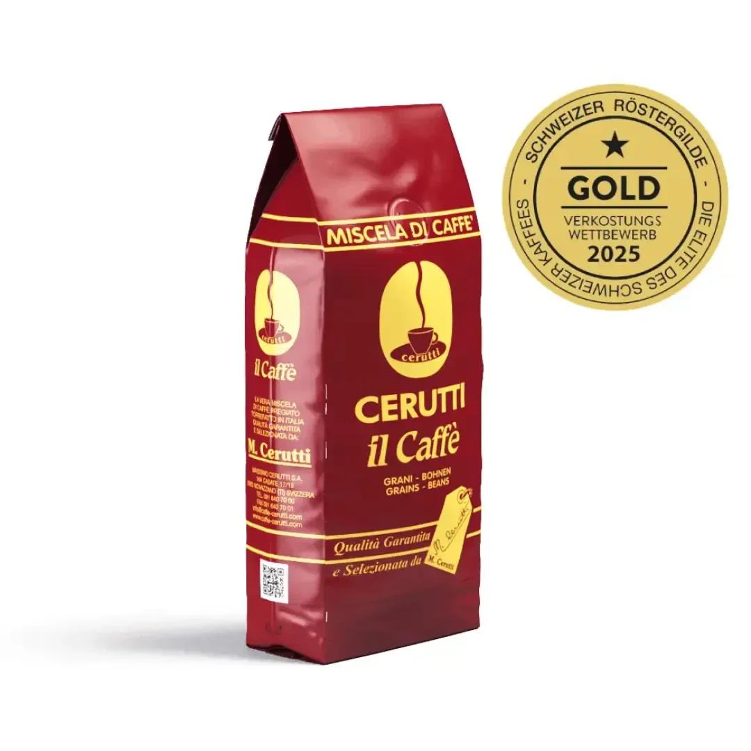 Neben einem goldenen Qualitätssiegel der Swiss Roasters Guild für das Jahr 2025 steht eine rote Tüte mit Cerutti il Caffè-Kaffeebohnen. Die Verpackung ist mit gelbem und weißem Text sowie einem Kaffeetassen-Symbol versehen.