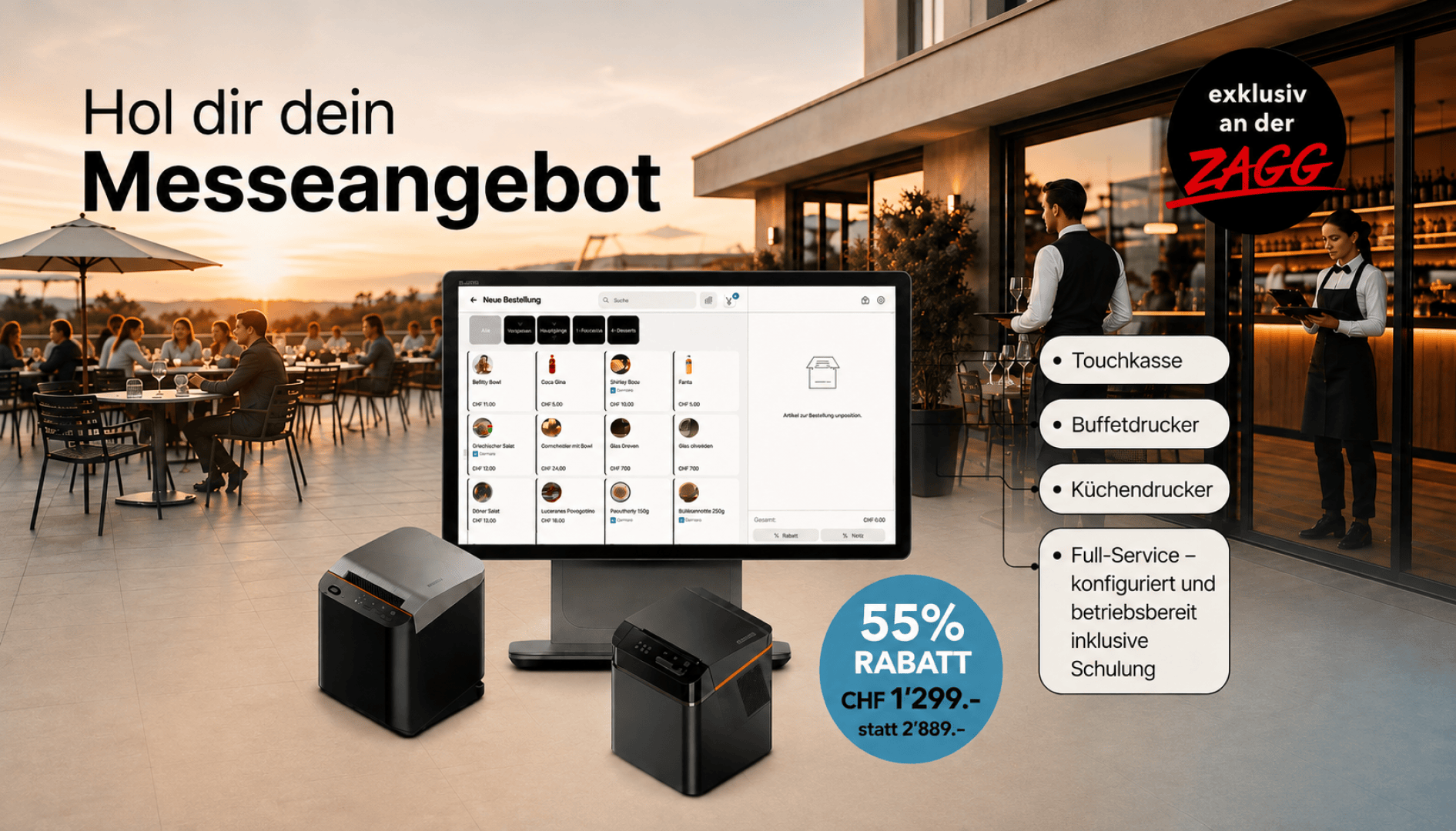 Eine Restaurantterrasse bei Sonnenuntergang, auf der Gäste zu Abend essen, ein auf einem Monitor angezeigtes Kassensystem, zwei Drucker und ein Werbetex in deutscher Sprache, der einen Rabatt von 55 % auf das System hervorhebt.