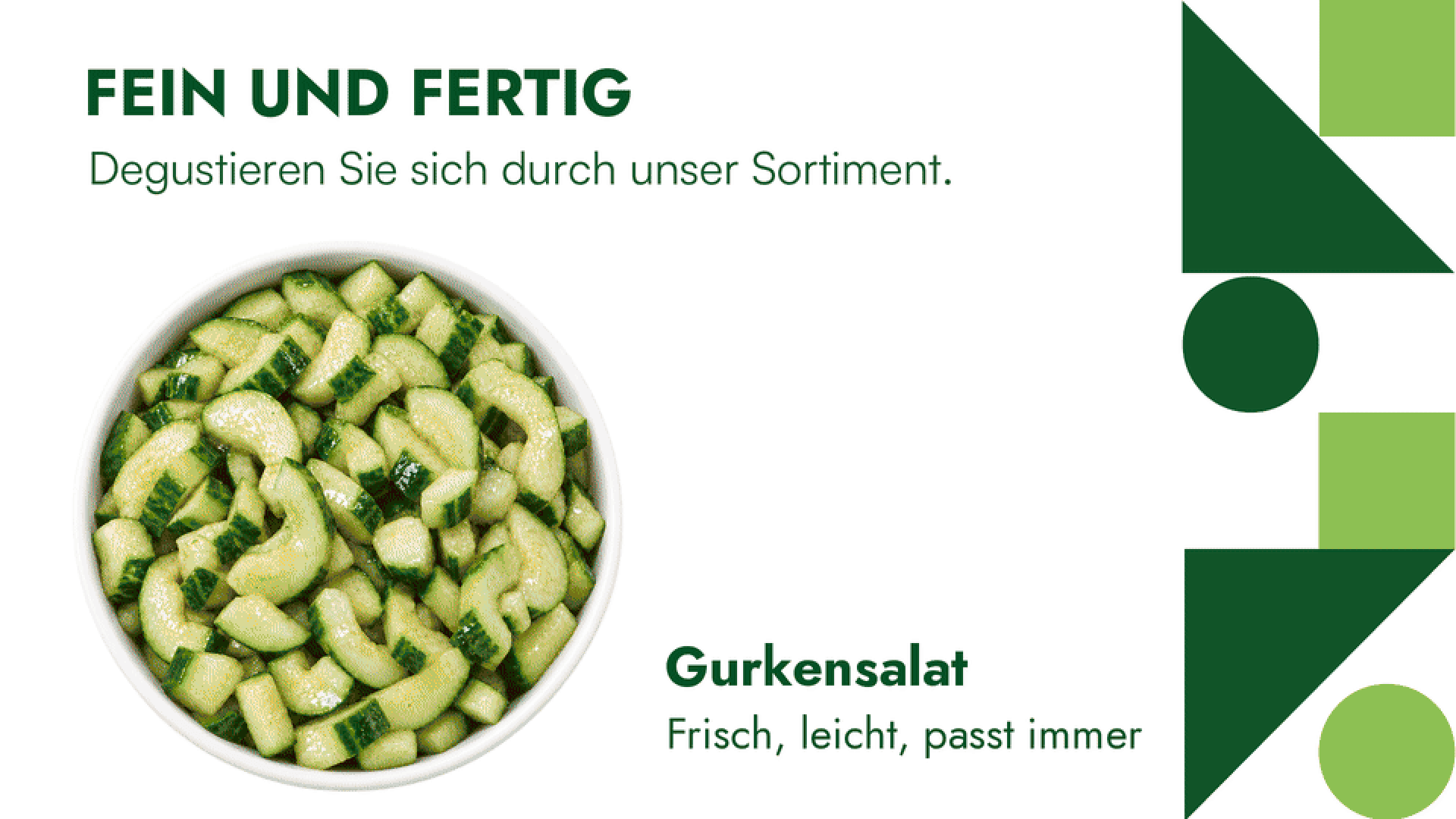 Eine Schüssel mit Gurkensalat in Scheiben, mit der deutschen Aufschrift FEIN UND FERTIG und Gurkensalat: Frisch, leicht, passt immer.