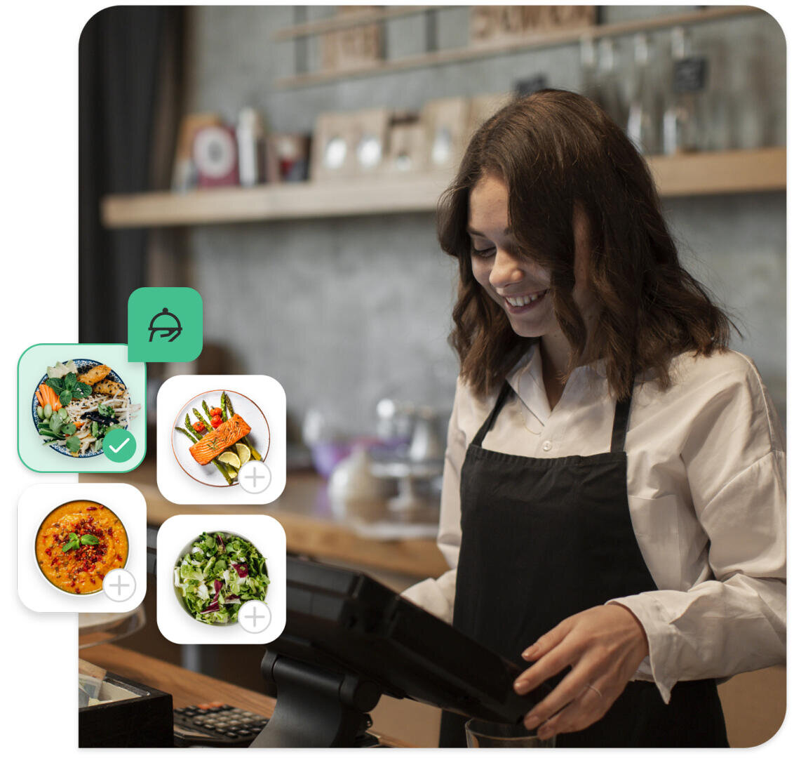 Eine Frau in einer schwarzen Schürze lächelt, während sie eine Touchscreen-Kasse bedient, auf deren Bildschirm digitale Symbole für verschiedene Gerichte eingeblendet sind, darunter Salat, Fisch, ein Reisgericht und noch ein Salat, die die Auswahl der bestellten Speisen anzeigen.