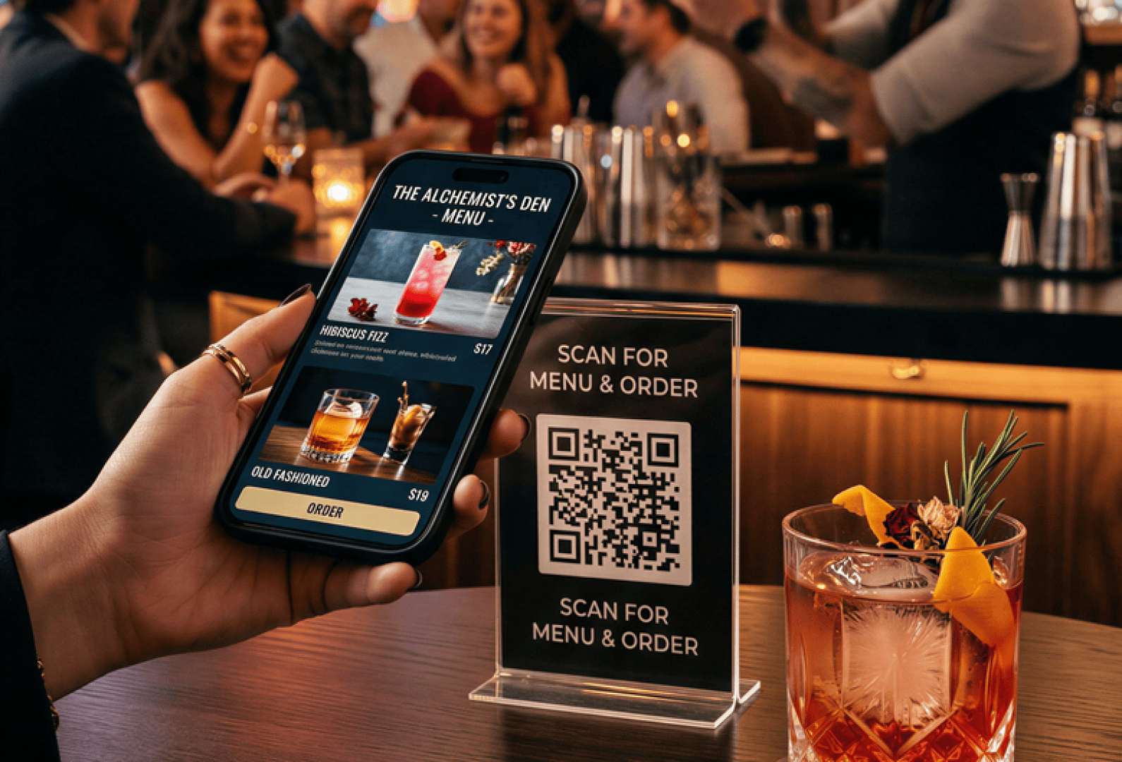 In einer Bar hält jemand ein Smartphone in der Hand, auf dessen Bildschirm eine Cocktailkarte zu sehen ist. Auf der Theke stehen ein Cocktail und ein Schild mit einem QR-Code für die Speisekarte und die Bestellung, während im Hintergrund Menschen miteinander plaudern.