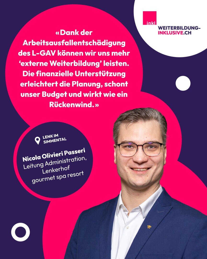 Ein Mann im Anzug lächelt vor einem rosa-lila Hintergrund, auf dem Zitate und Logos zur finanziellen Förderung der Weiterbildung in der Schweiz zu sehen sind.