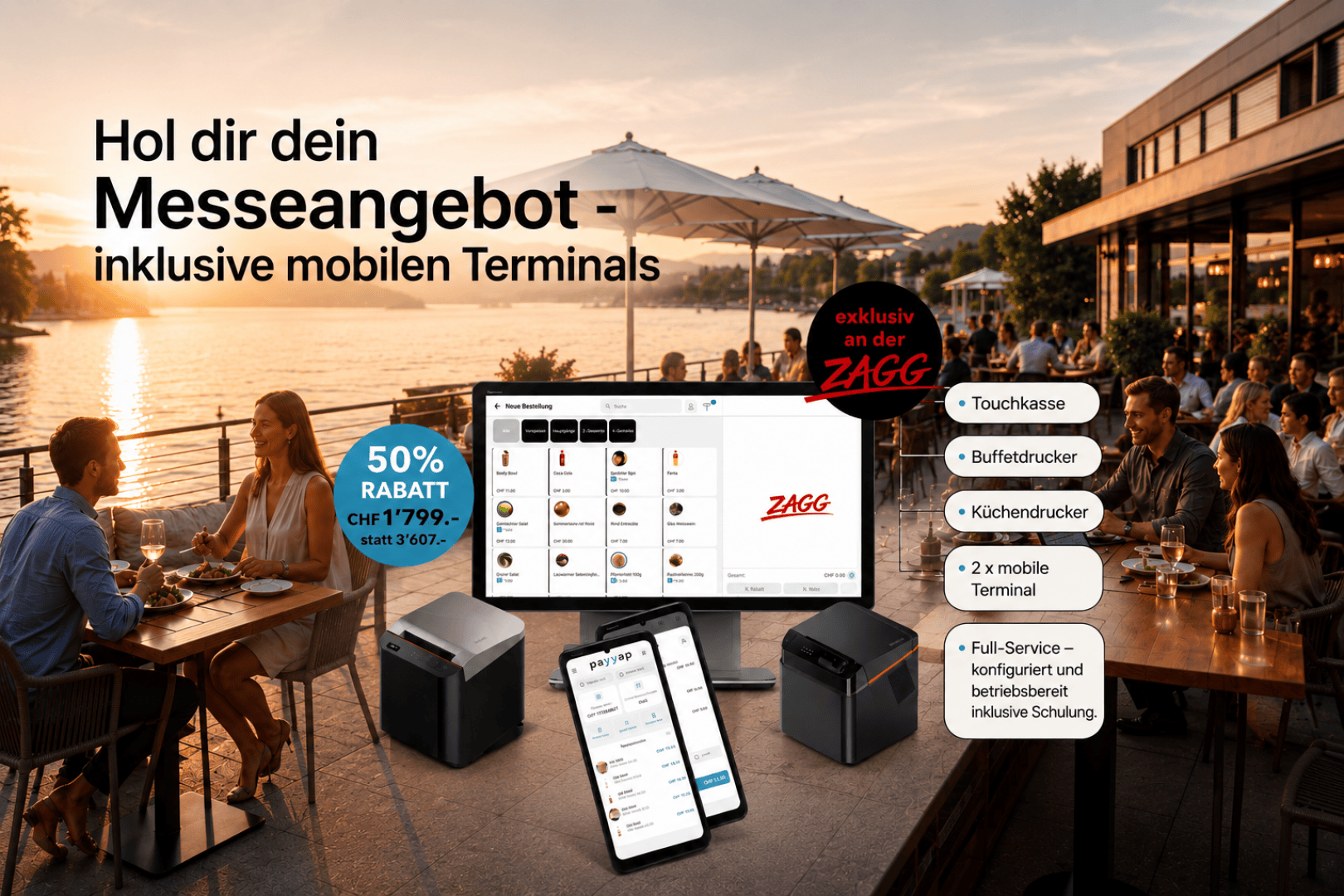 Bei Sonnenuntergang speisen Menschen im Freien am Seeufer. Eine eingeblendete Werbeanzeige wirbt für ein Mobilterminal-Paket mit 50 % Rabatt, das Kassengeräte und eine App-Oberfläche umfasst, ergänzt durch Produkt-Highlights in runden Symbolen.