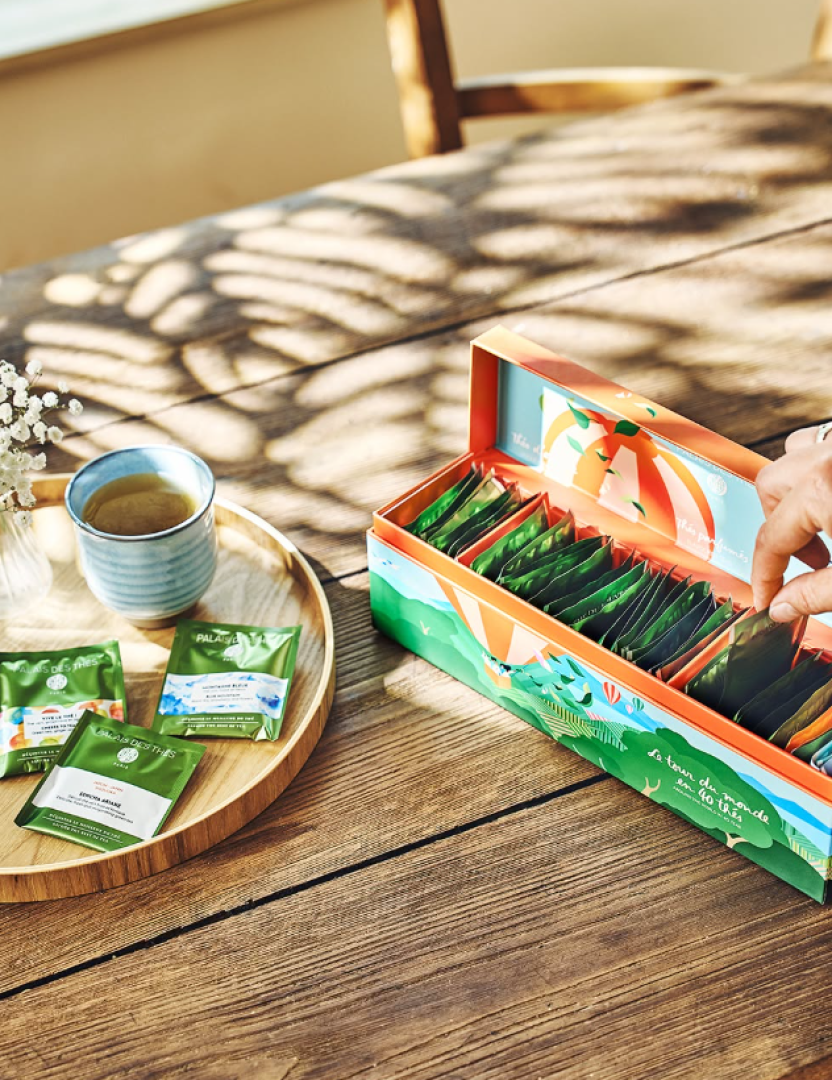 Exklusive Jubiläums-Box von Palais des Thés zum 40-jährigen Bestehen, gefüllt mit einer vielfältigen Auswahl an einzeln verpackten Teebeuteln in einer elegant gestalteten Geschenkbox.