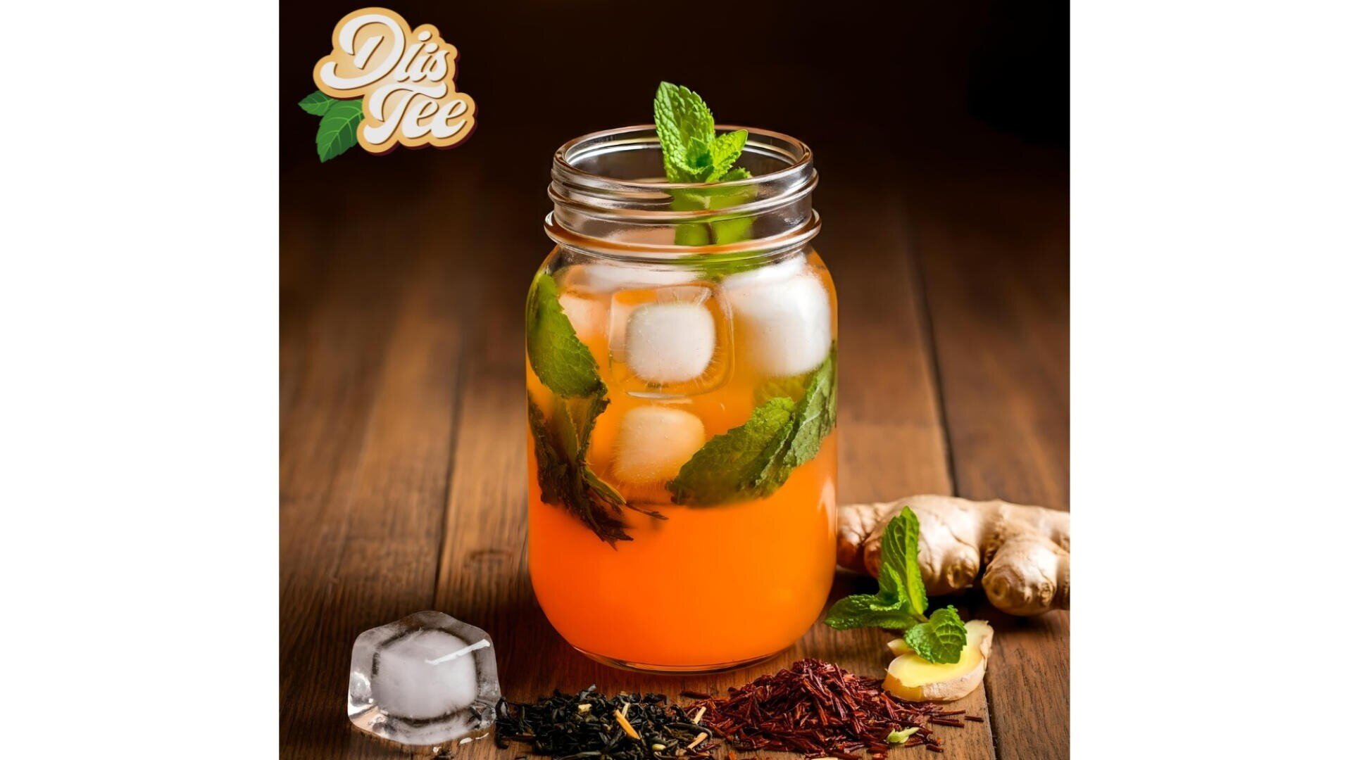 Ein Einmachglas mit orangefarbenem Eistee, Eiswürfeln und Minze steht auf einem Holztisch. Daneben liegen Ingwer, lose Teeblätter, Hibiskusblüten und ein Eiswürfel. In der Ecke ist das „Dis Tee“-Logo zu sehen.