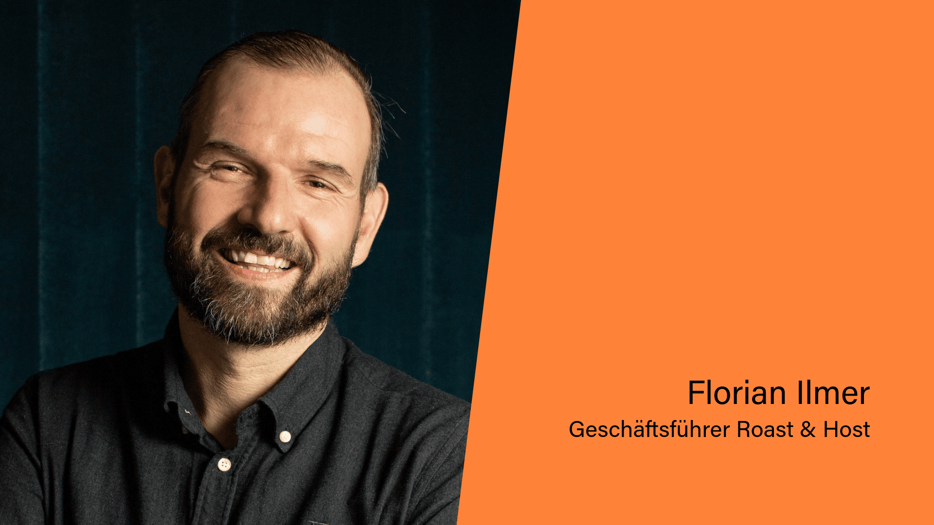 Vor einem dunklen Vorhang steht ein lächelnder Mann mit Bart in einem dunklen Hemd. Neben ihm ist auf orangefarbenem Hintergrund der Text zu lesen: Florian Ilmer, Geschäftsführer von Roast & Host.