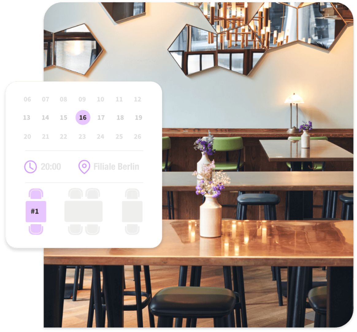 Eine moderne Restaurant-Innenausstattung mit Holztischen, grünen Stühlen, geometrischen Spiegeln und einem überlagerten Reservierungs-Widget, das eine Tischreservierung für zwei Personen am 16. um 20:00 Uhr in Berlin anzeigt.