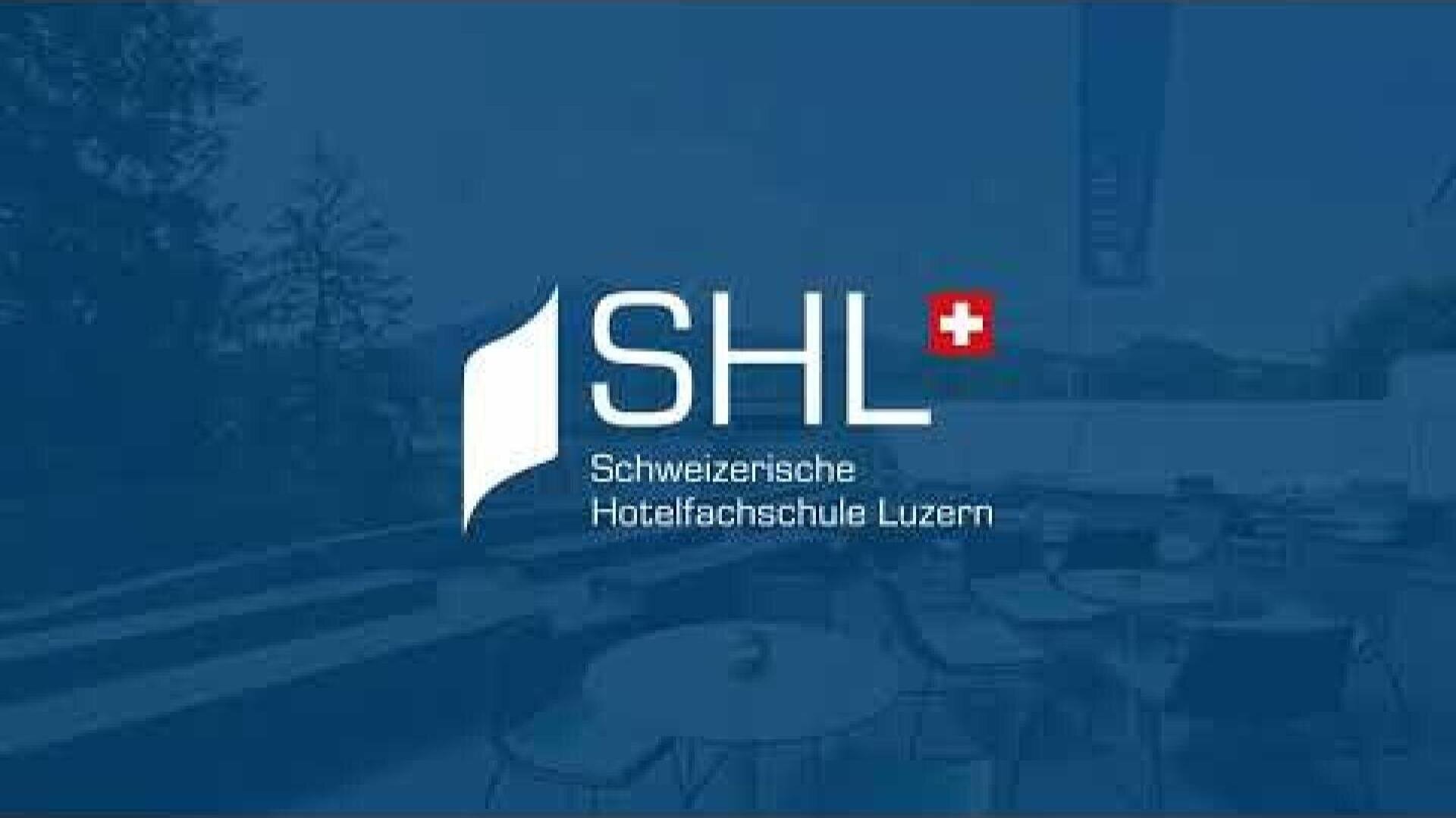 Das Logo der SHL Schweizerischen Hotelfachschule Luzern auf blauem Hintergrund, im Hintergrund ist schemenhaft eine Terrasse zu erkennen.