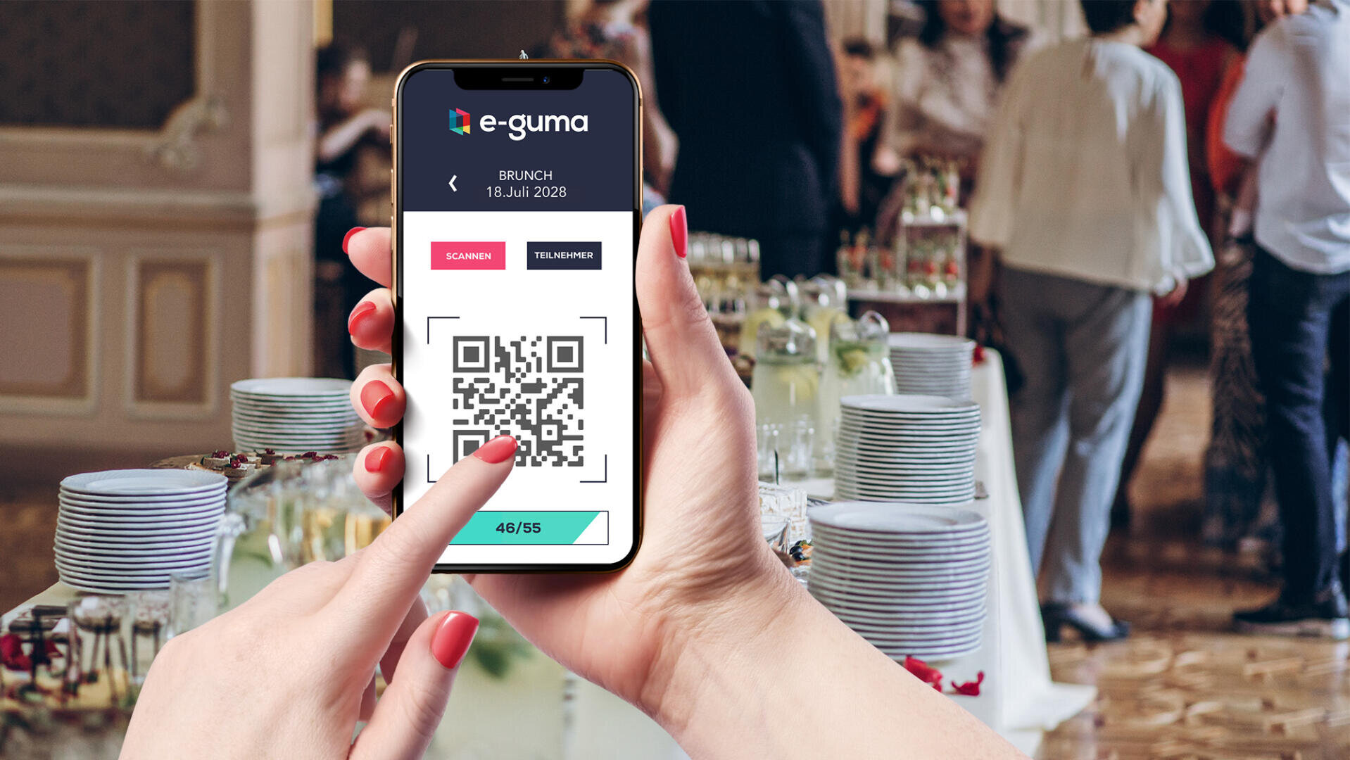 Eine Person scannt mit ihrem Smartphone einen QR-Code für eine Brunch-Veranstaltung, während sie bei einer formellen Zusammenkunft neben einem Tisch steht, auf dem Teller und Erfrischungen bereitstehen.