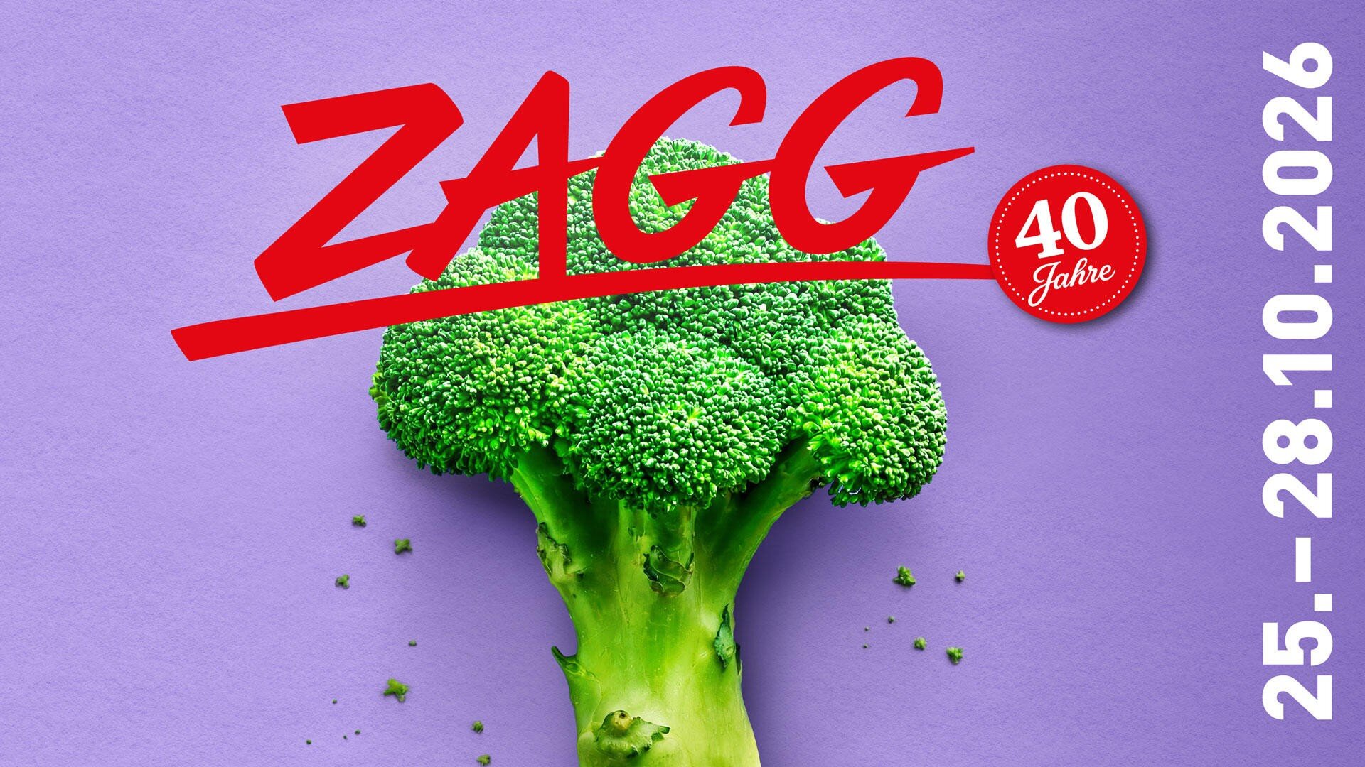 Ein Brokkolistiel auf violettem Hintergrund mit der roten Aufschrift „ZAGG“ und „40 Jahre“. Rechts sind vertikal die Daten 25.–28.10.2026 zu sehen.