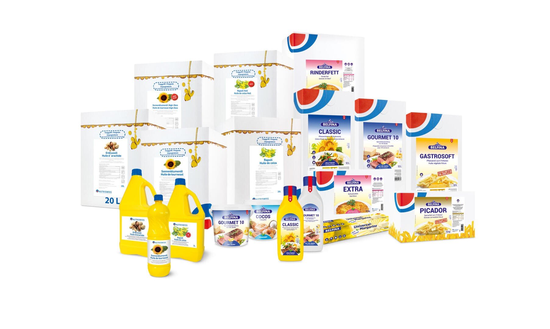 Auf einem weißen Hintergrund sind verschiedene verpackte Lebensmittel und gelbe Flaschen angeordnet. Die Verpackungen sind mit blauen, gelben und roten Etiketten mit Abbildungen von Lebensmitteln versehen.