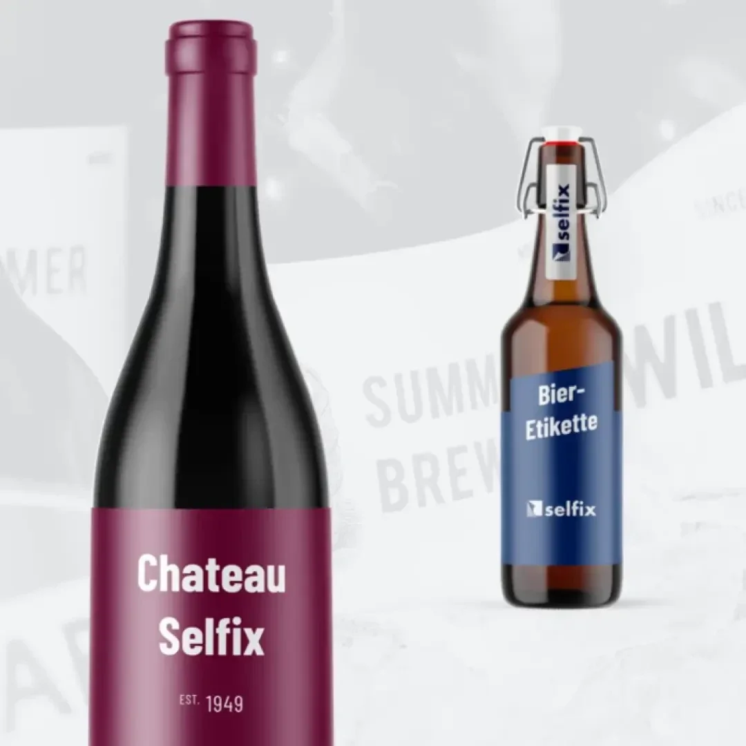 Eine Weinflasche mit der Aufschrift Chateau Selfix neben einer Bierflasche mit Bügelverschluss und der Aufschrift Bier-Etikette Selfix.