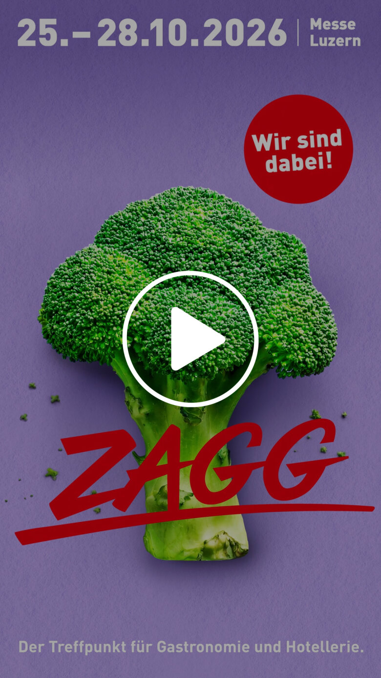 Ein Brokkoli mit dem roten ZAGG-Logo, den Veranstaltungsdaten 25.–28.10.2026, dem Text „Messe Luzern“ und einer roten Sprechblase mit der Aufschrift „Wir sind dabei!“ auf violettem Hintergrund. In der Mitte befindet sich ein weißes Symbol in Form einer Wiedergabetaste.