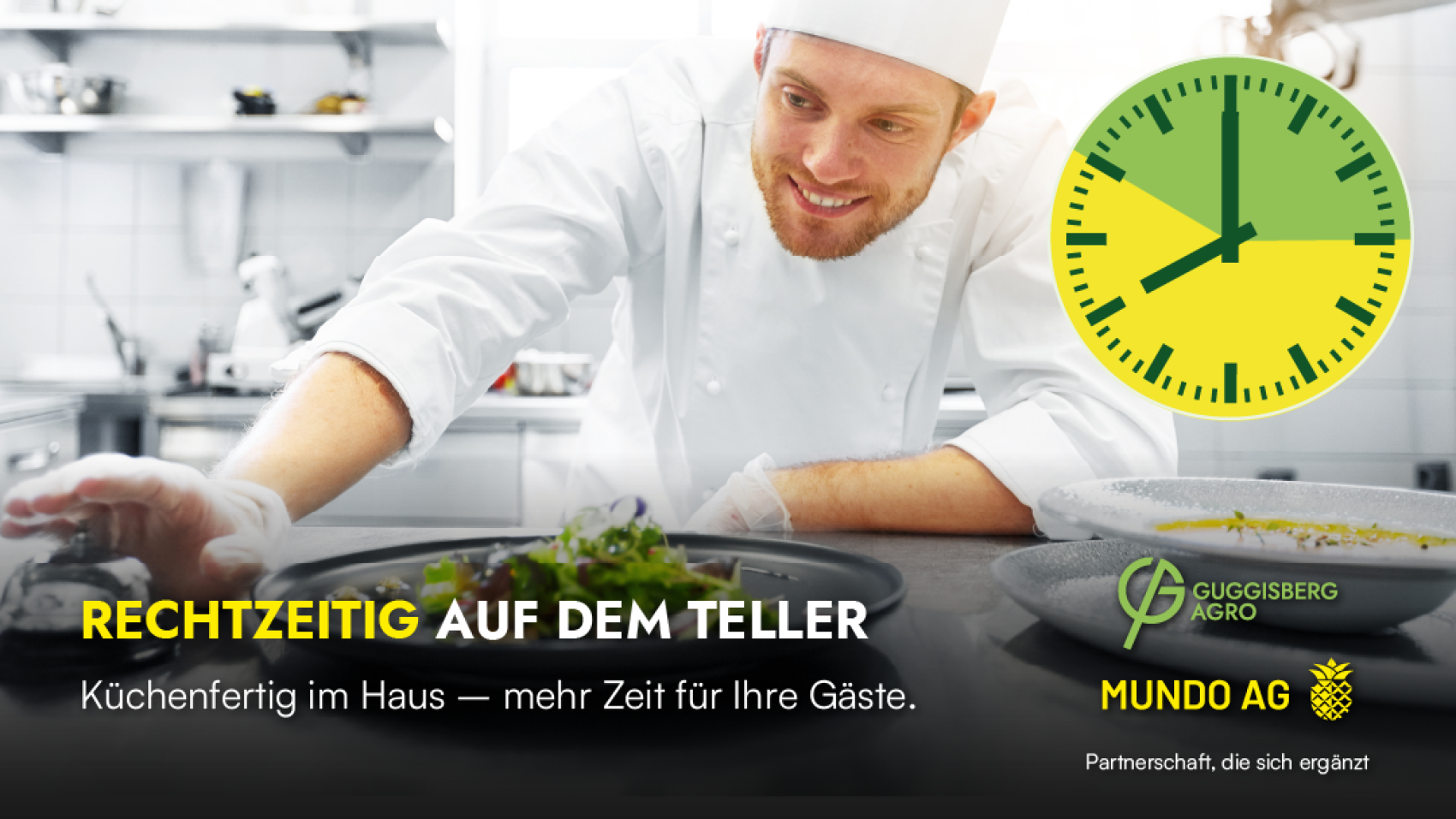 Ein lächelnder Koch, der in einer Küche Speisen anrichtet, daneben eine große grüne Uhr, die 12:05 Uhr anzeigt, sowie ein deutscher Text, der dazu aufruft, die Mahlzeiten für die Gäste pünktlich zuzubereiten. Die Logos von Guggisberg Agro und Mundo AG sind zu sehen.