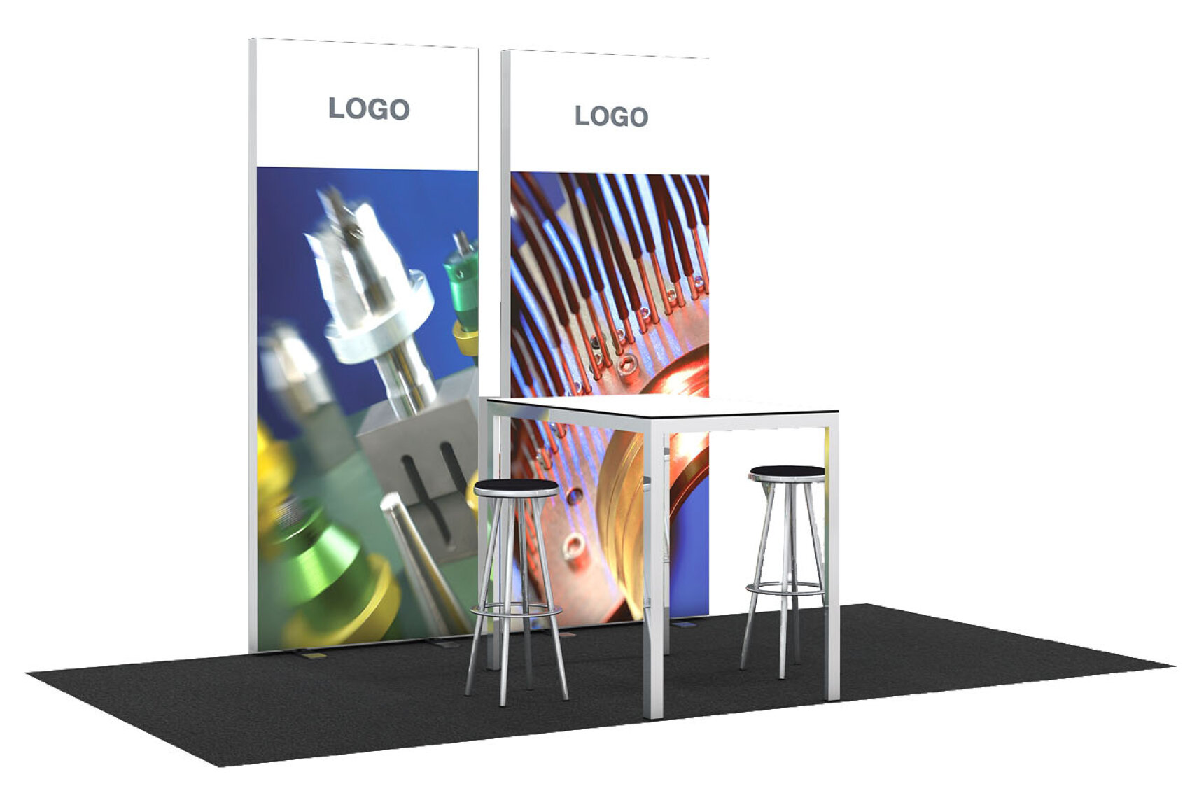 Messestand mit zwei hohen Schautafeln mit abstrakten industriellen Bildern und Platz für Logos, einem hohen weißen Tisch, drei Barhockern und einer schwarzen Bodenmatte.