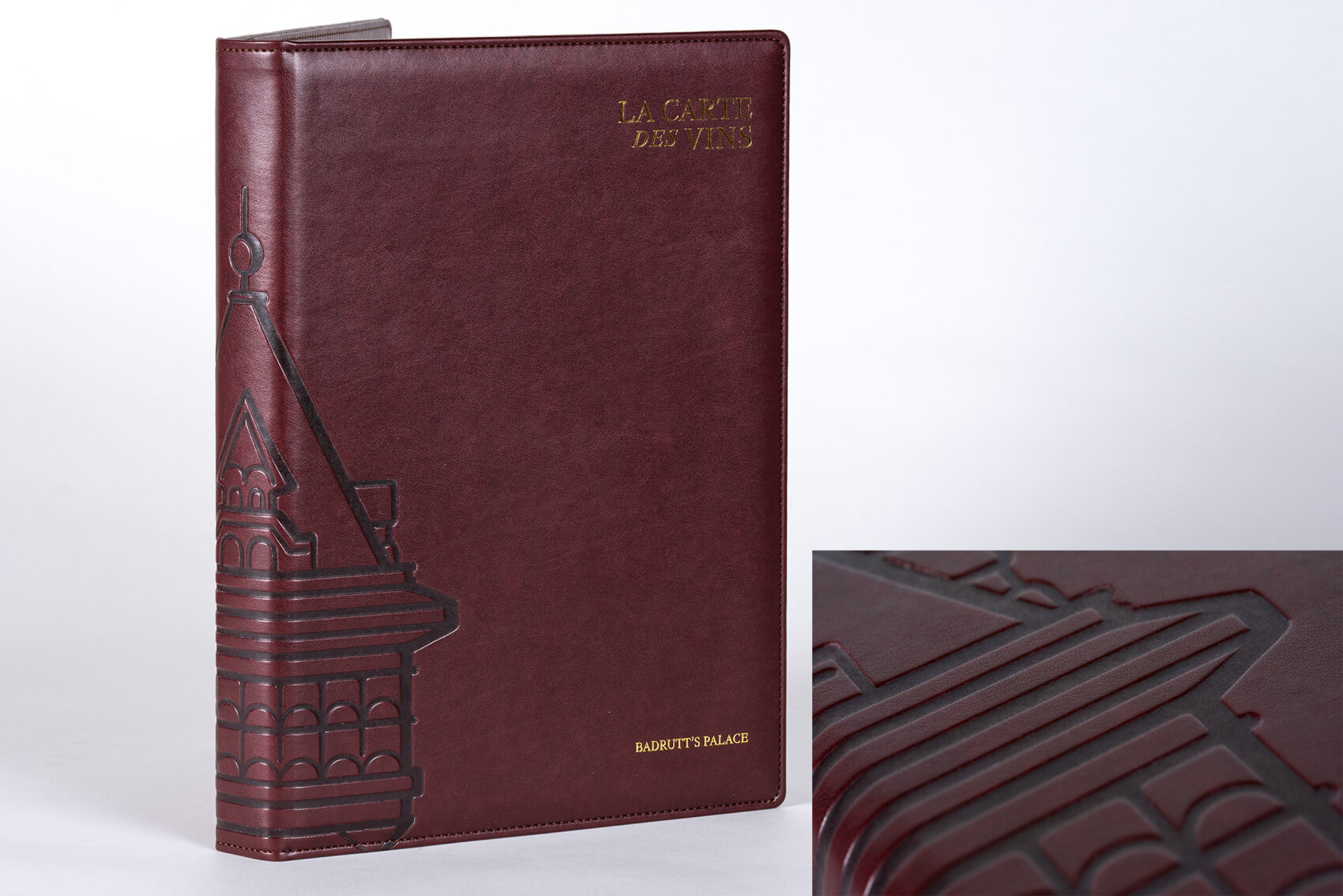 Weinkarte in Burgunderrot mit geprägtem architektonischem Motiv und goldfarbener Schrift mit den Aufschriften LA CARTE DES VINS und BADRUTTS PALACE.