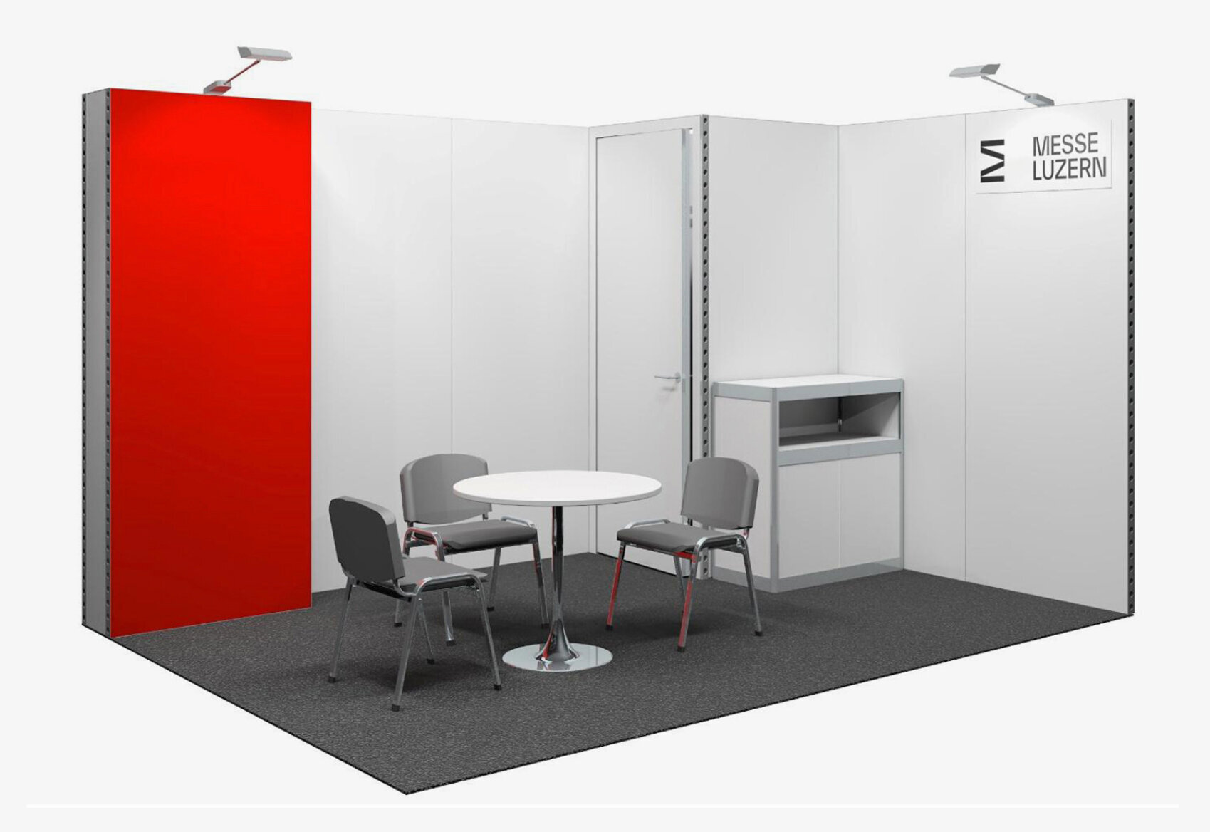Offener Messestand mit rotem Seitenpanel, drei Stühlen, einem runden Tisch und einer abschliessbaren Rückwand mit Tür und Stauraum.
